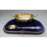 A cased Victorian silver quaich and spoon, Hilliard & Thomason, Birmingham,1857/60, bowl width 15.