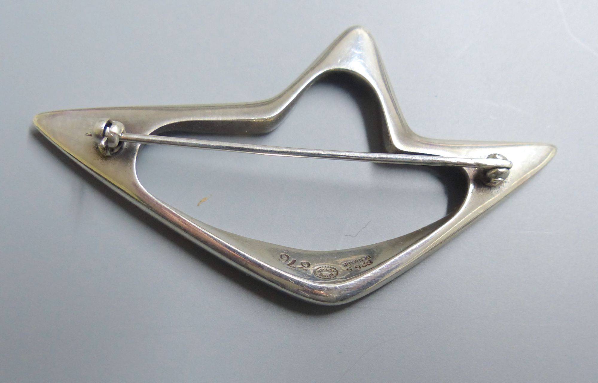 A Georg Jensen sterling abstract brooch, designed by Henning Koppel, no. 376, 67mm.CONDITION: - Image 2 of 3