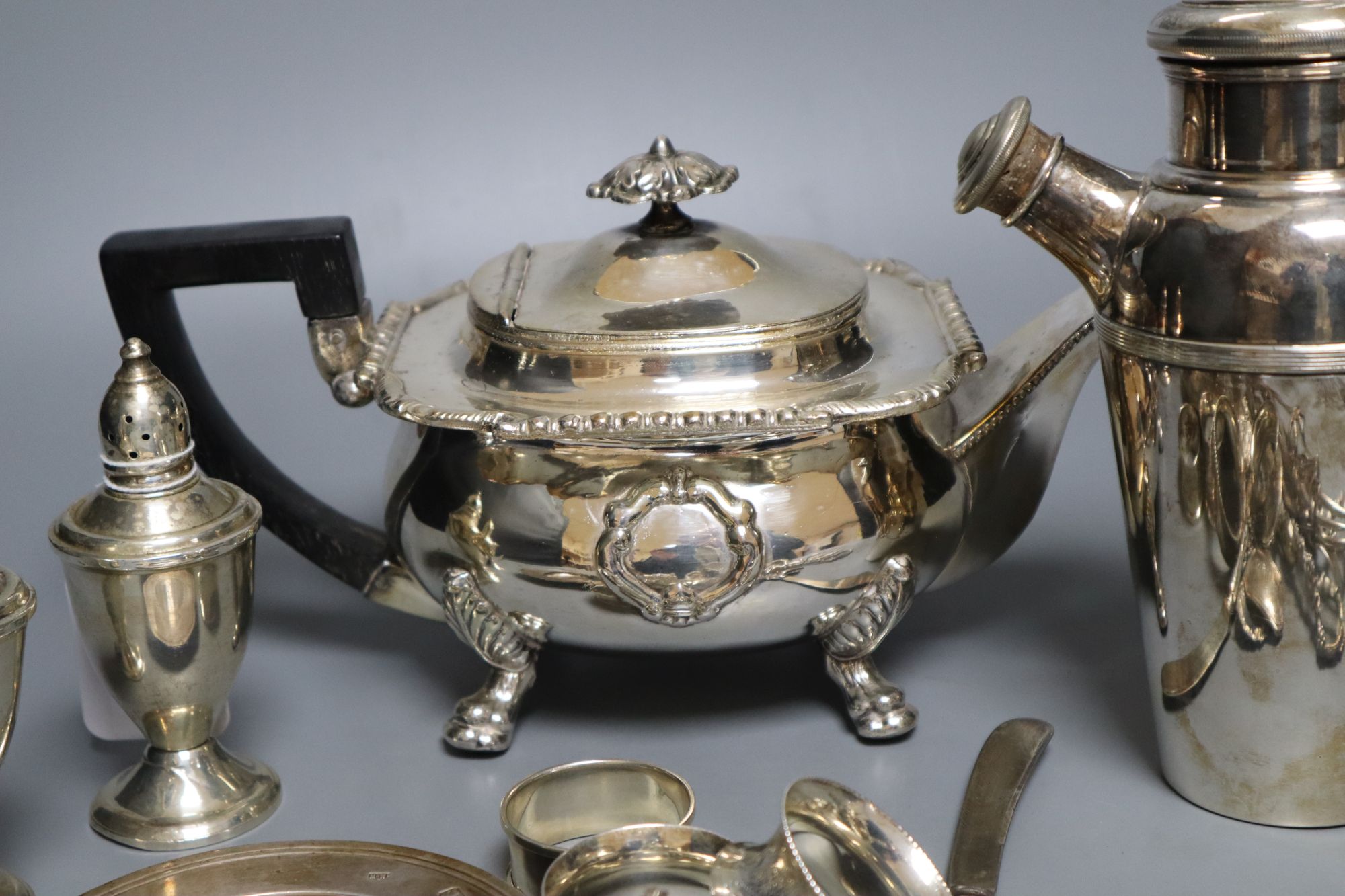 A collection of silver and plated items, the silver items comprising a pair of Sterling weighted - Image 3 of 6
