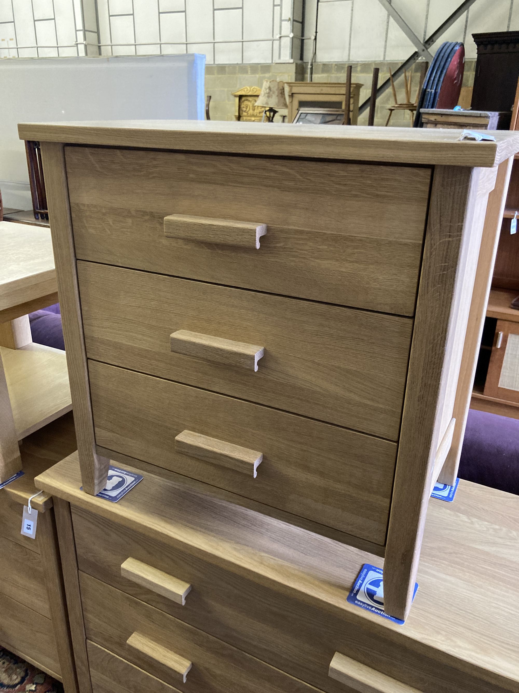 Two modern contemporary oak three-drawer chests, larger width 105cm, depth 45cm, height 77cm - Image 2 of 6