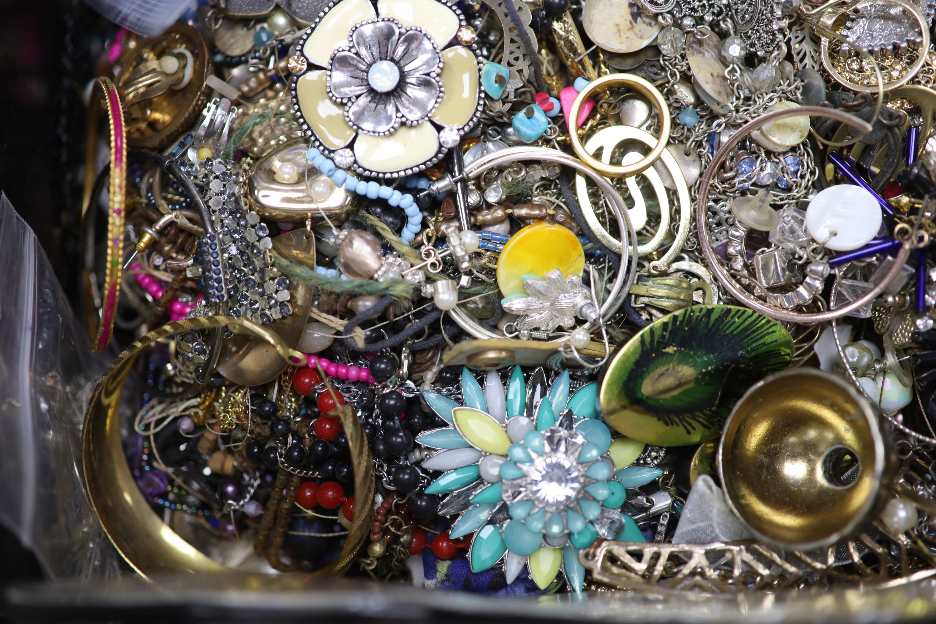 A large quantity of assorted costume jewellery. - Image 2 of 5