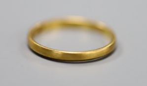 A Victorian 22ct gold wedding band, London, 1855, size O, 2 grams.