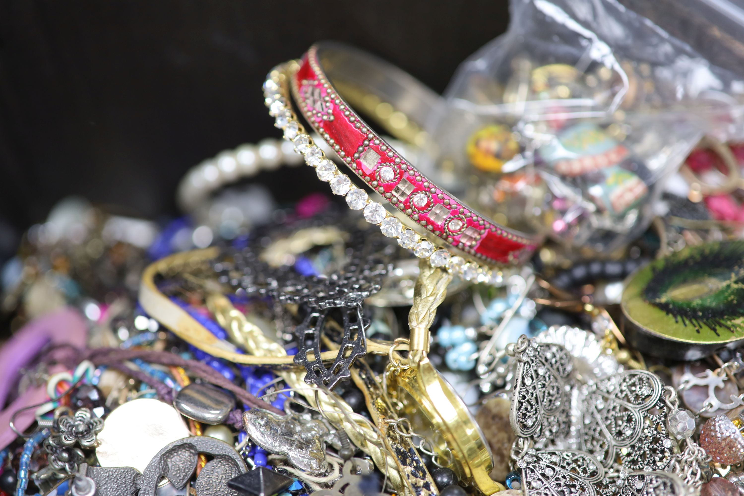 A large quantity of assorted costume jewellery. - Image 3 of 5