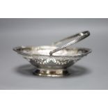 A George III pierced oval silver bon bon basket, London 1807, maker John Eames, 16.1cm, 4.5oz.