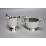 A George V silver cream jug and matching sugar bowl, Birmingham, 1933, 11.5 oz.
