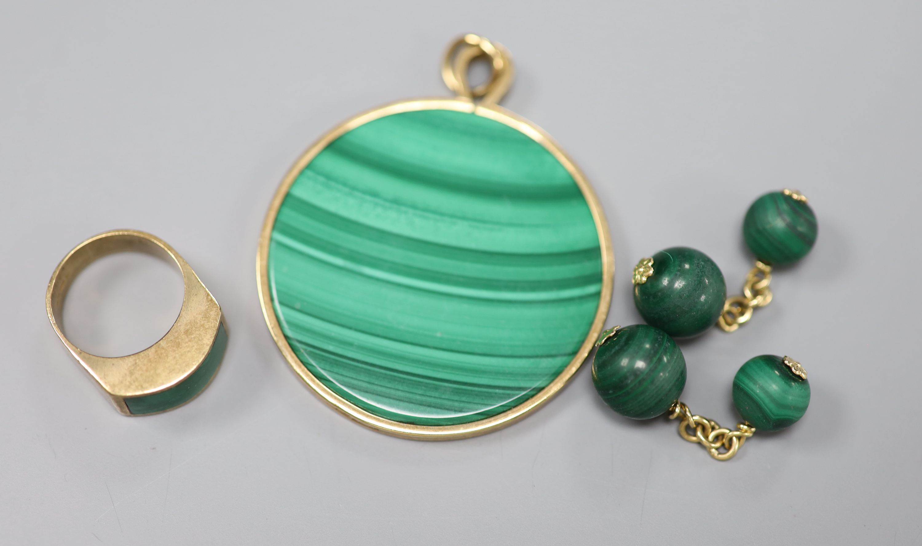 A 9ct gold and malachite ring, a similar pendant and a pair of yellow metal and malachite cufflinks,