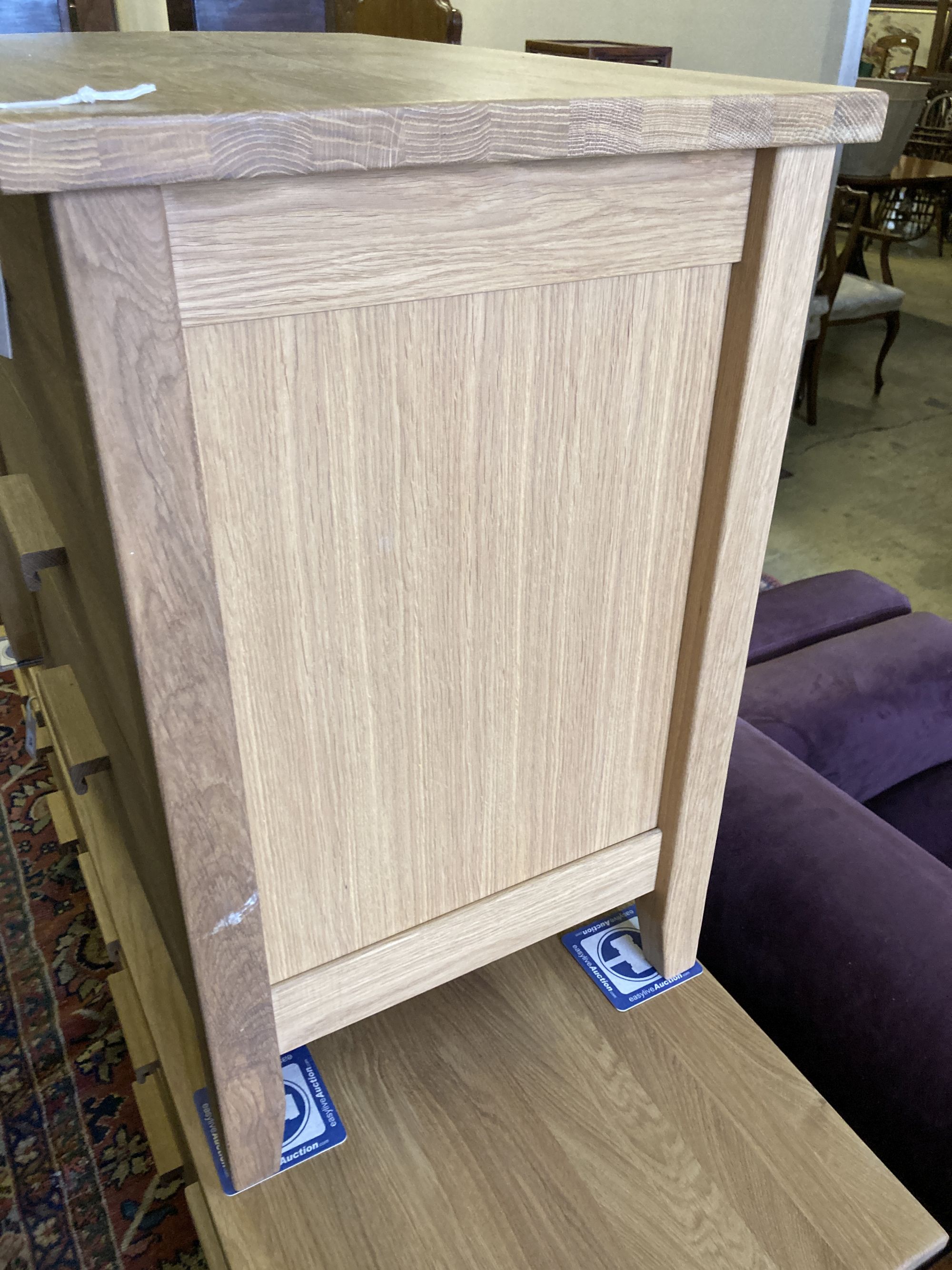 Two modern contemporary oak three-drawer chests, larger width 105cm, depth 45cm, height 77cm - Image 4 of 6