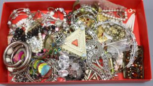 A quantity of assorted costume jewellery.