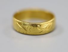 A 22ct engraved gold wedding band, 7.6g.