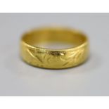 A 22ct engraved gold wedding band, 7.6g.