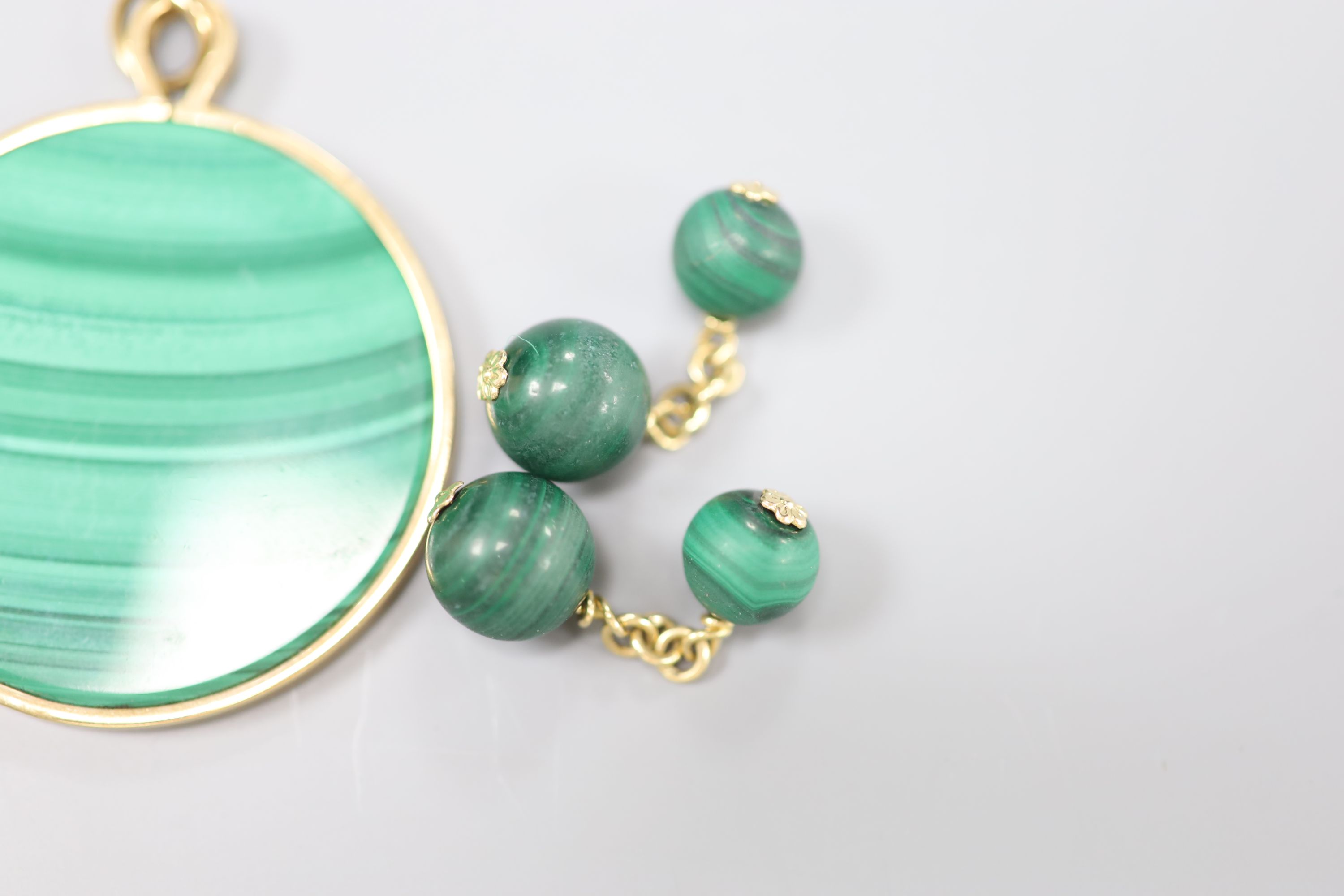 A 9ct gold and malachite ring, a similar pendant and a pair of yellow metal and malachite cufflinks, - Image 3 of 3