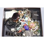 A mixed group of assorted jewellery including costume, agate necklaces, 925 rings, Blue John ring