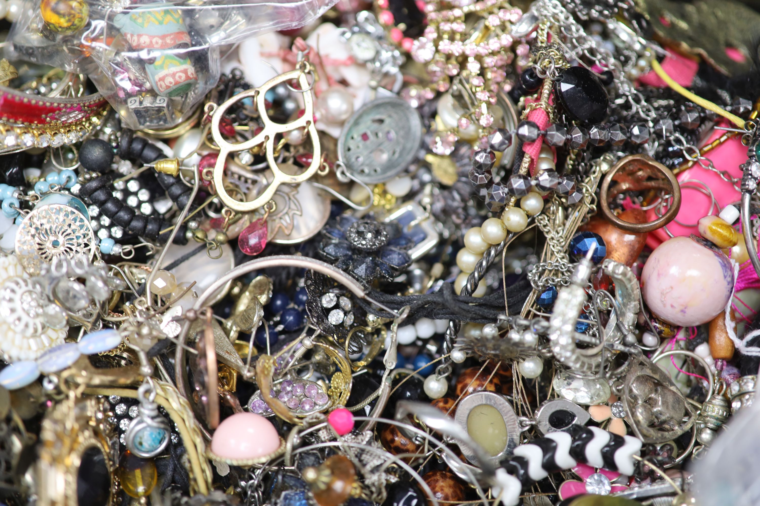 A large quantity of assorted costume jewellery. - Image 4 of 5