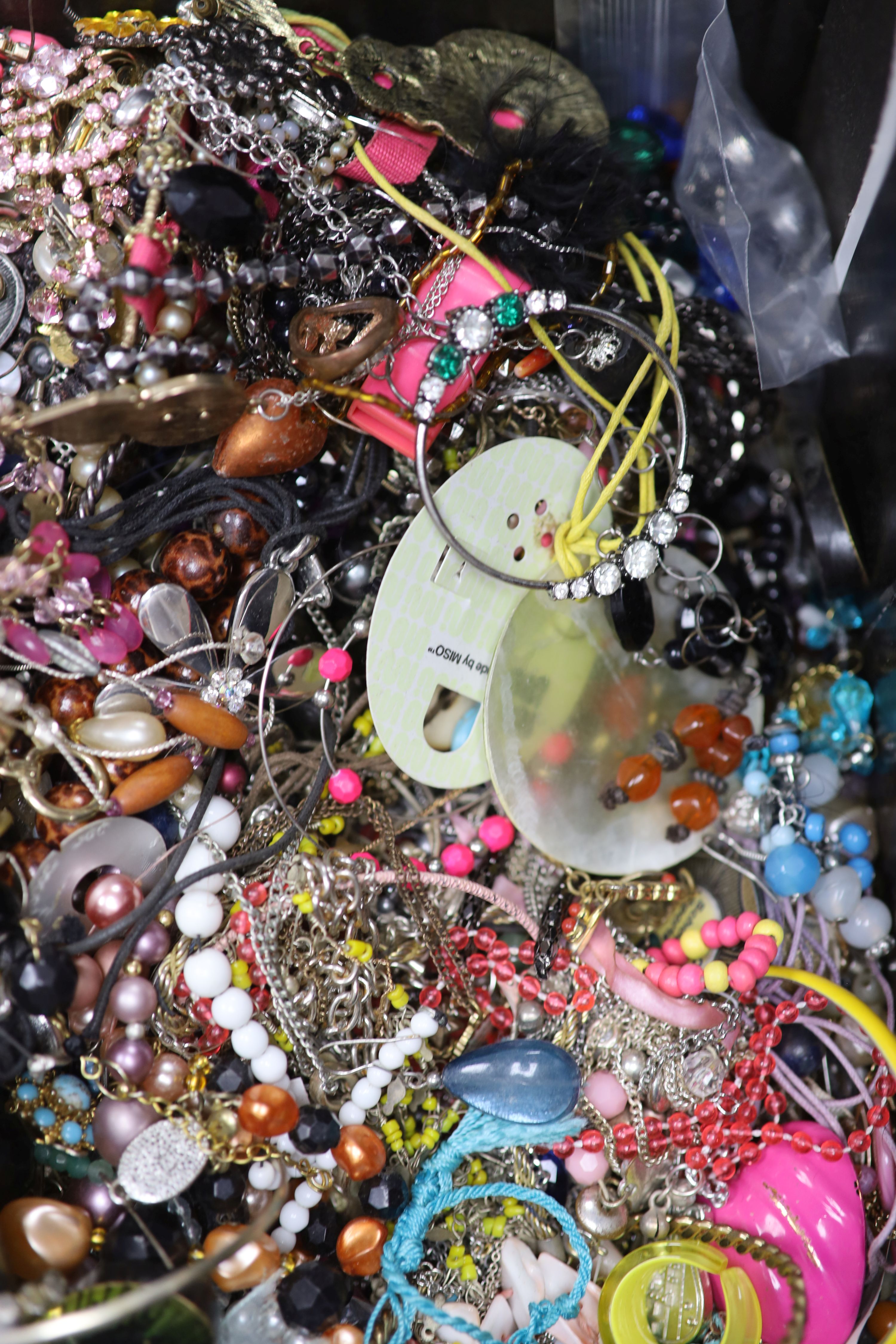 A large quantity of assorted costume jewellery. - Image 5 of 5