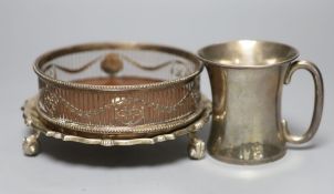 A George V silver waiter, London, 1919, a silver mug and a modern silver wine coaster, weighable