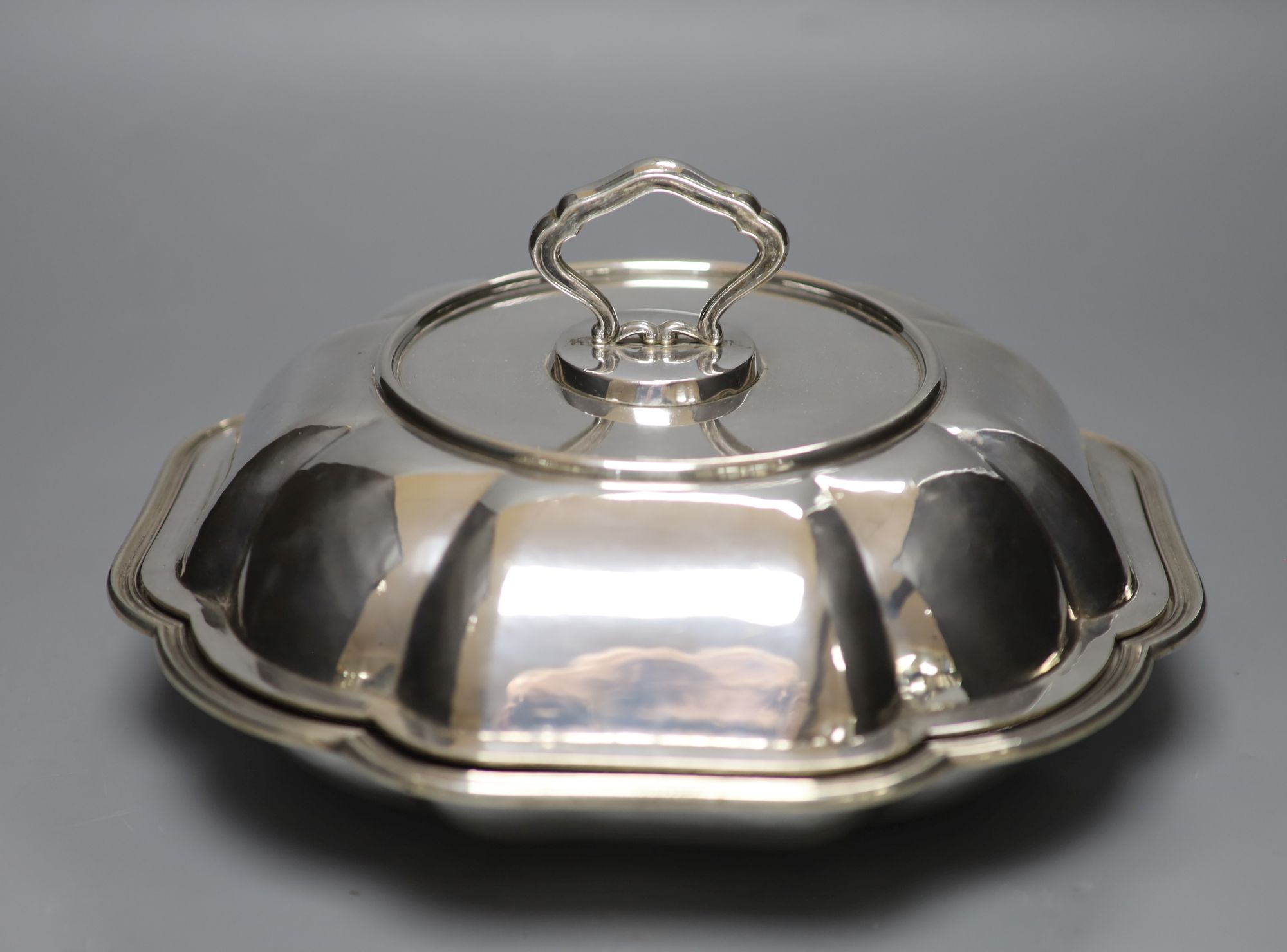 An Italian 800 standard white metal entree dish and cover by Missiaglia, of octafoil form, with