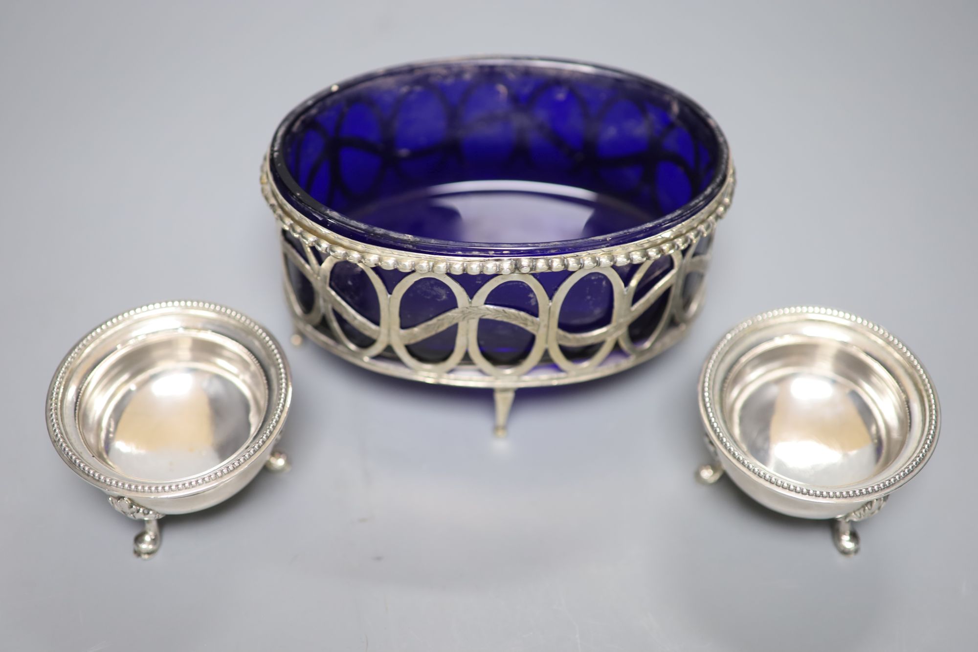 An 18th/19th century Continental white metal beaded openwork oval table salt cellar with blue - Image 2 of 2