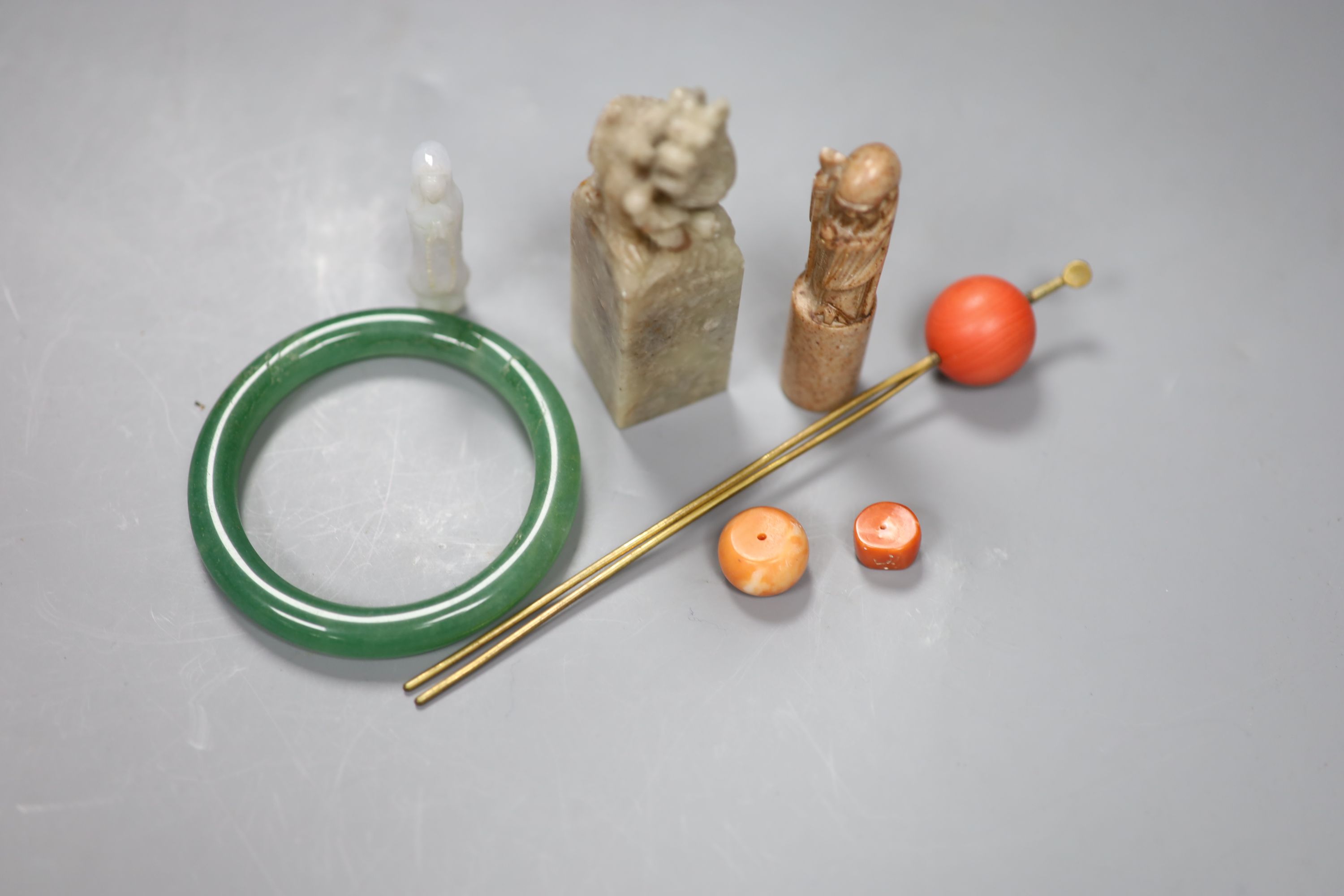 Chinese jades and corals: two seals, a bangle etc. - Image 4 of 4