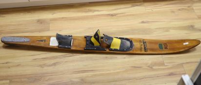 A Colin Faulkner 1960's water ski