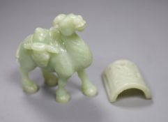 A Chinese bowenite jade camel and a curved plaque, largest 10cm