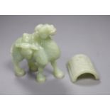 A Chinese bowenite jade camel and a curved plaque, largest 10cm