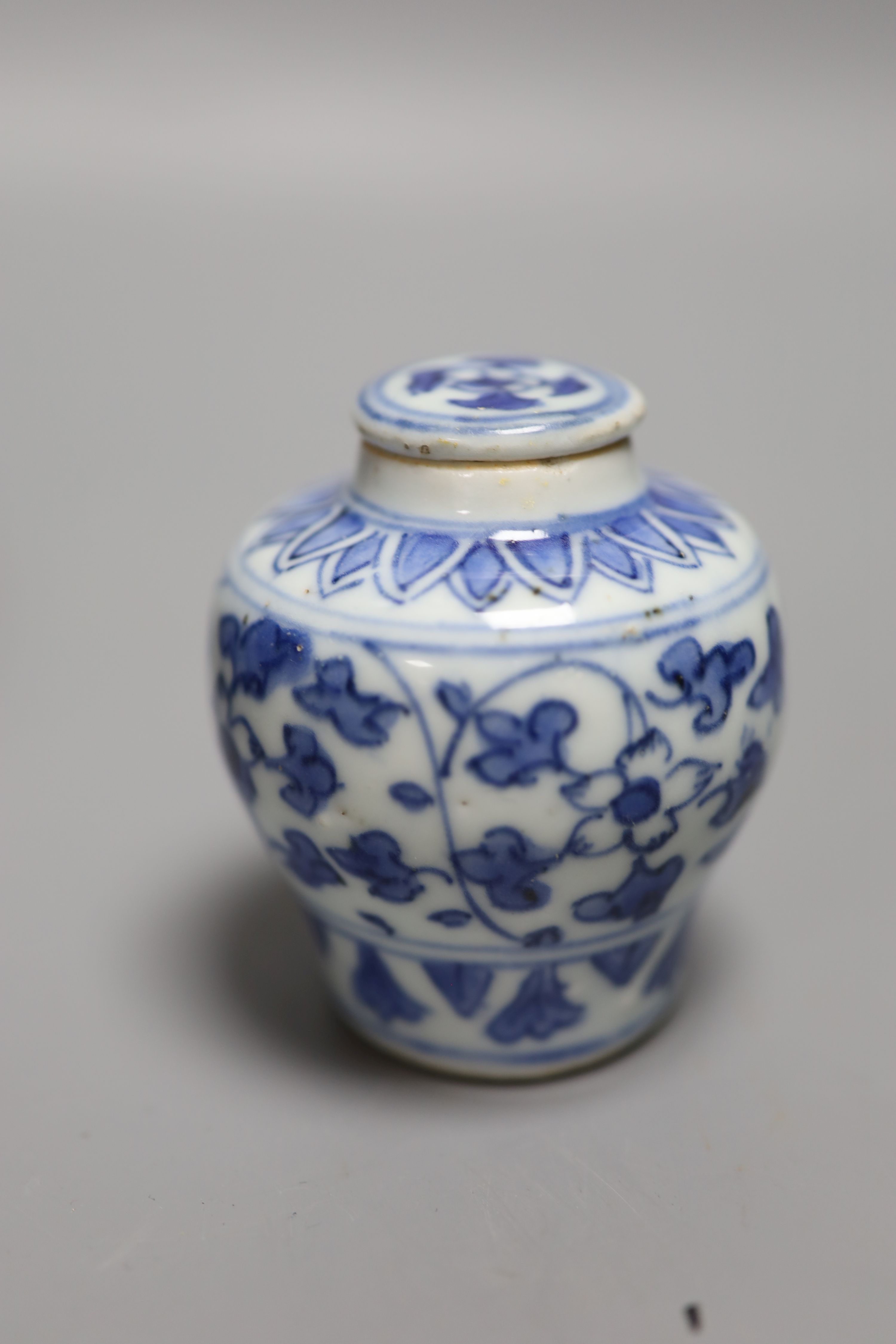 A Chinese blue and white 'lotus' jar and cover, early 20th century, a similar 'dragon' vase and a - Image 4 of 8
