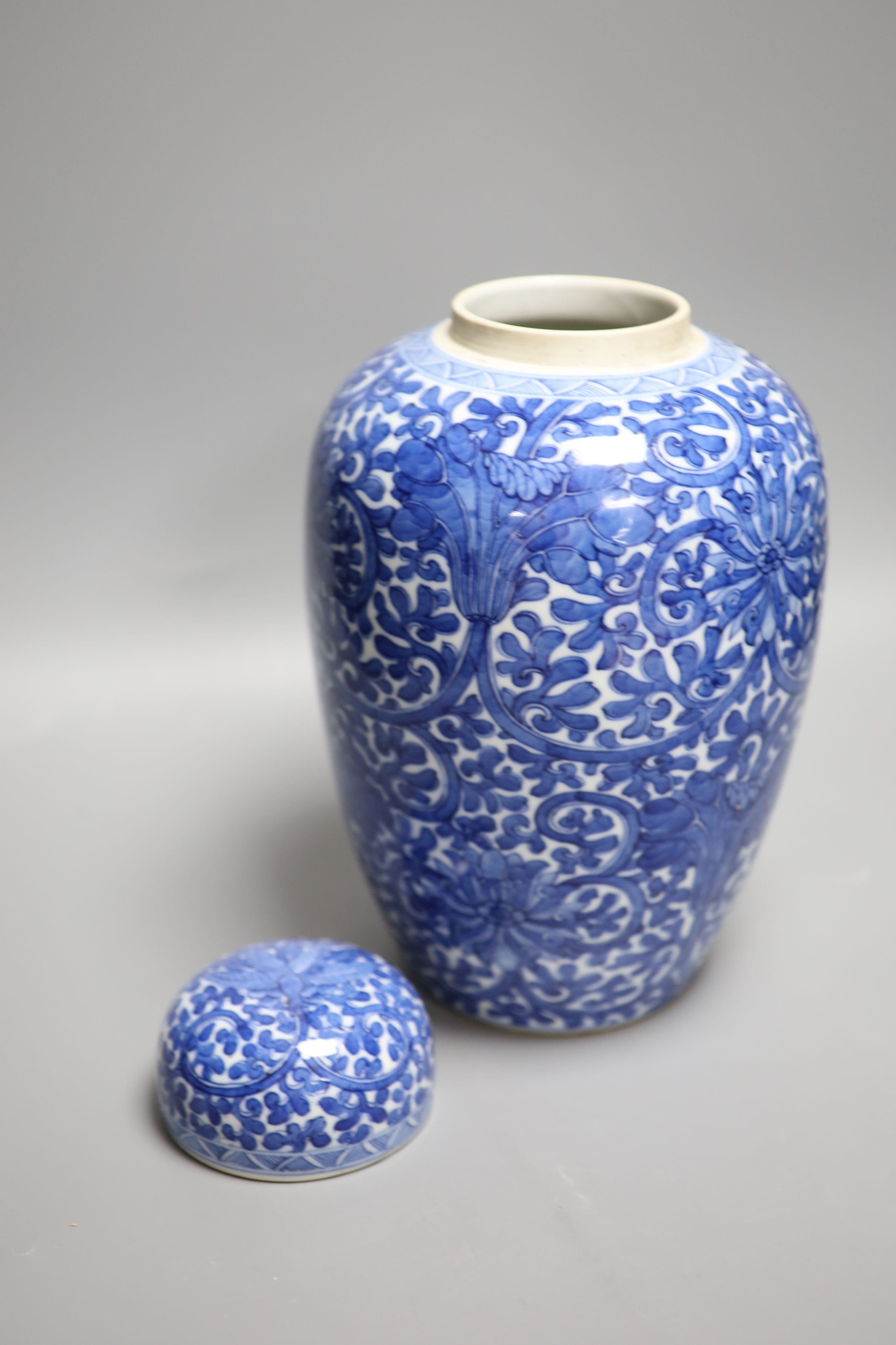 A Chinese blue and white 'lotus' jar and cover, early 20th century, a similar 'dragon' vase and a - Image 7 of 8