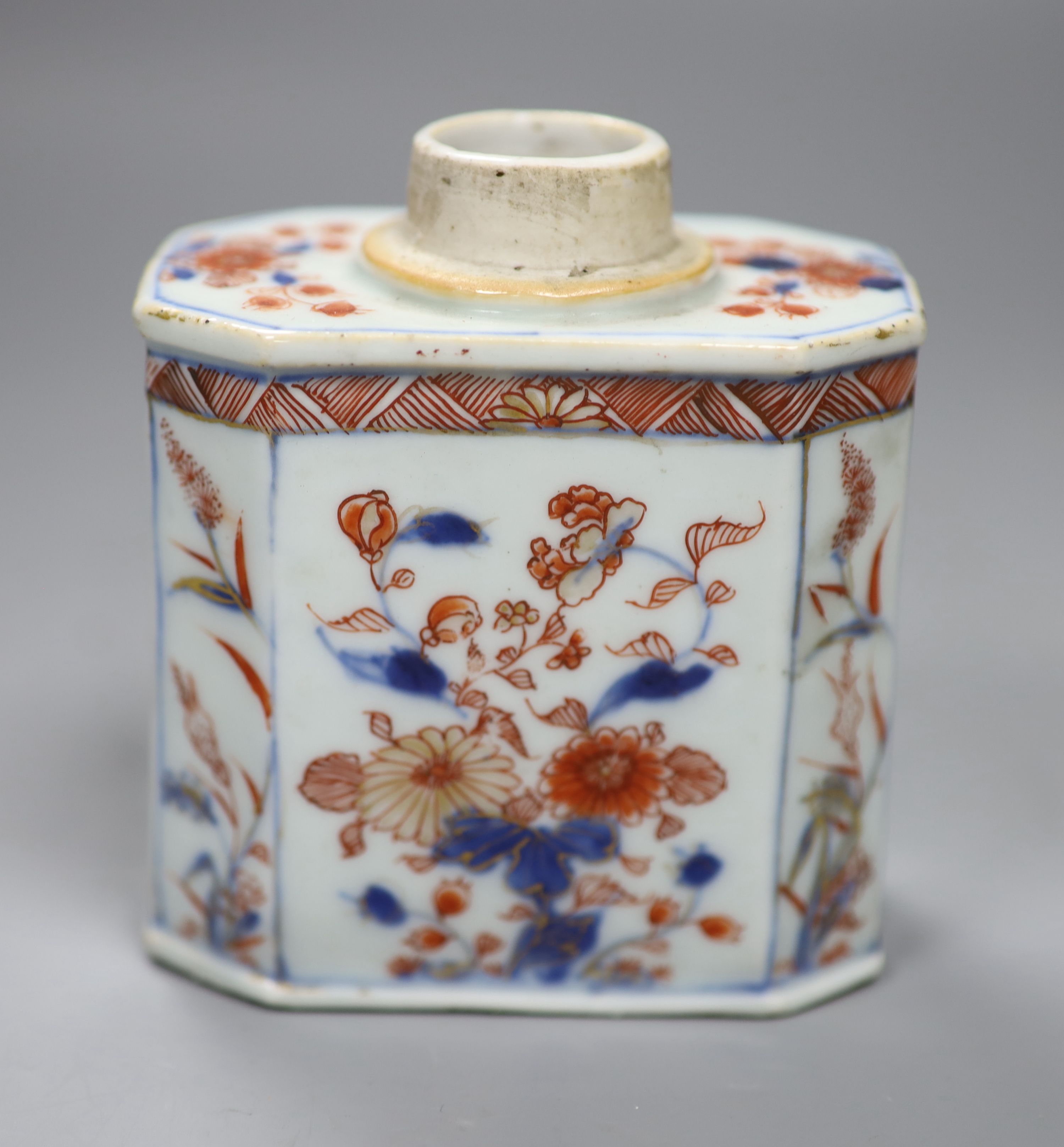 A Chinese Imari tea caddy, early 18th century, height 10cm