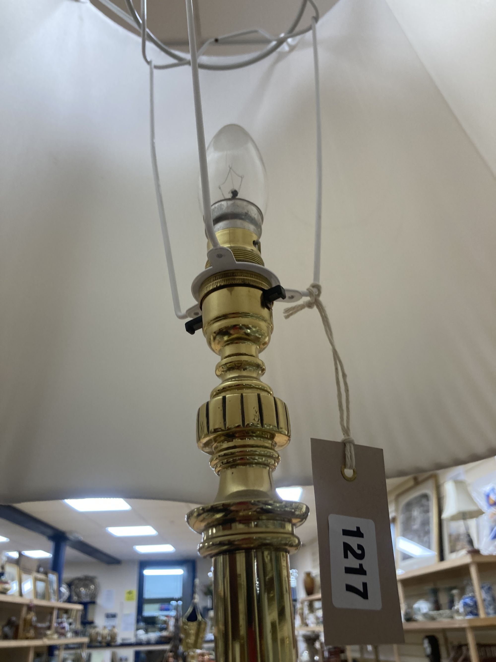A Corinthian column brass telescopic standard lamp - Image 4 of 5