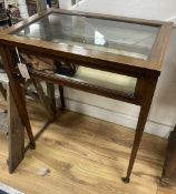 An Edwardian satinwood banded mahogany bijouterie table, width 60cm, depth 40cm, height 72cm