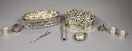 An Edwardian silver sovereign case (a.f.), a telescopic pencil, three thimbles, a late Victorian