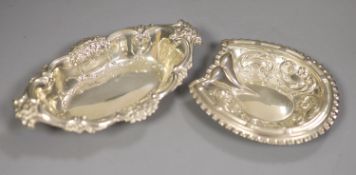 An Edwardian repousse silver horseshoe shaped nut dish, Birmingham, 1903, 10.2cm and a similar