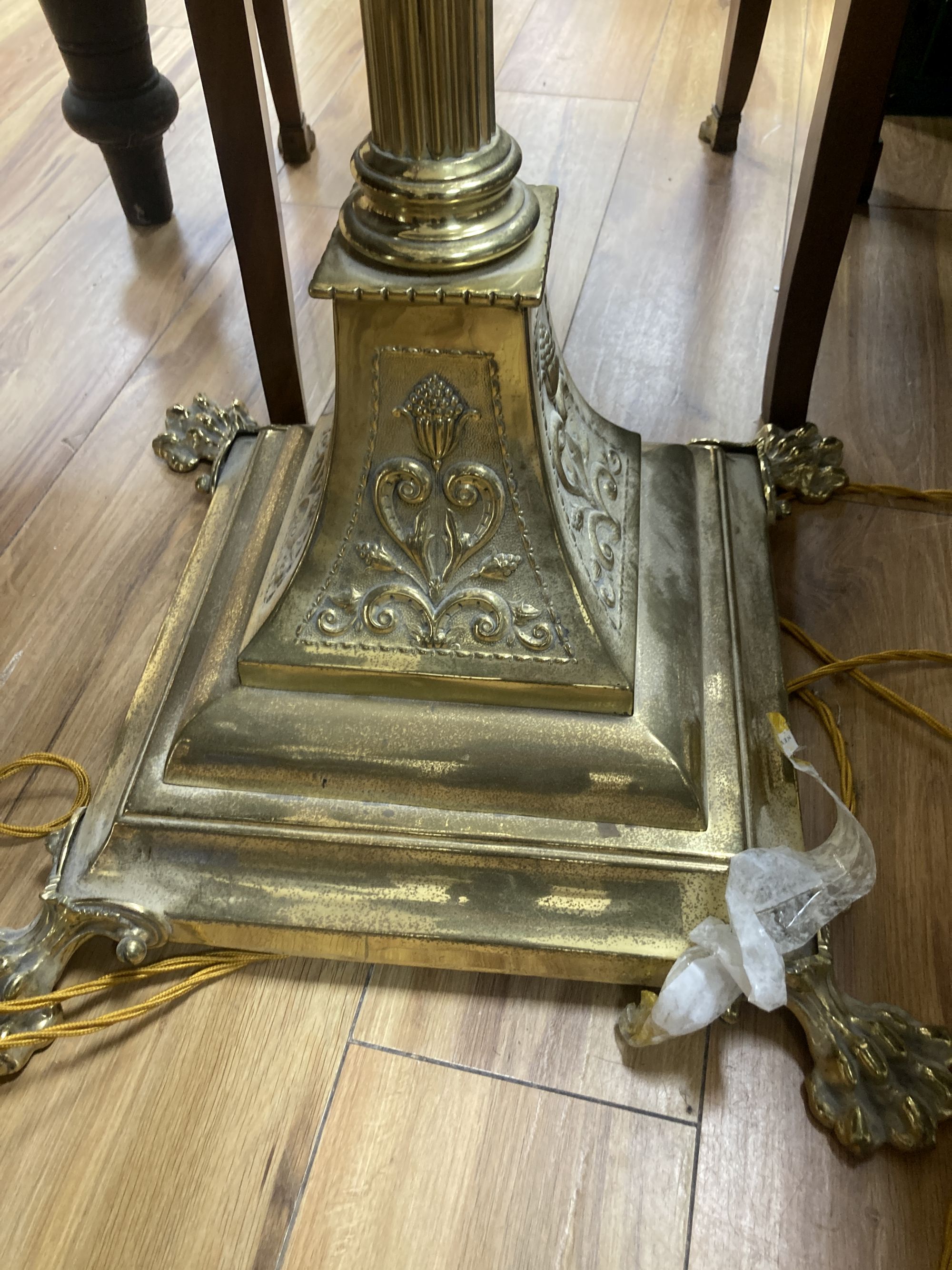 A Corinthian column brass telescopic standard lamp - Image 2 of 5