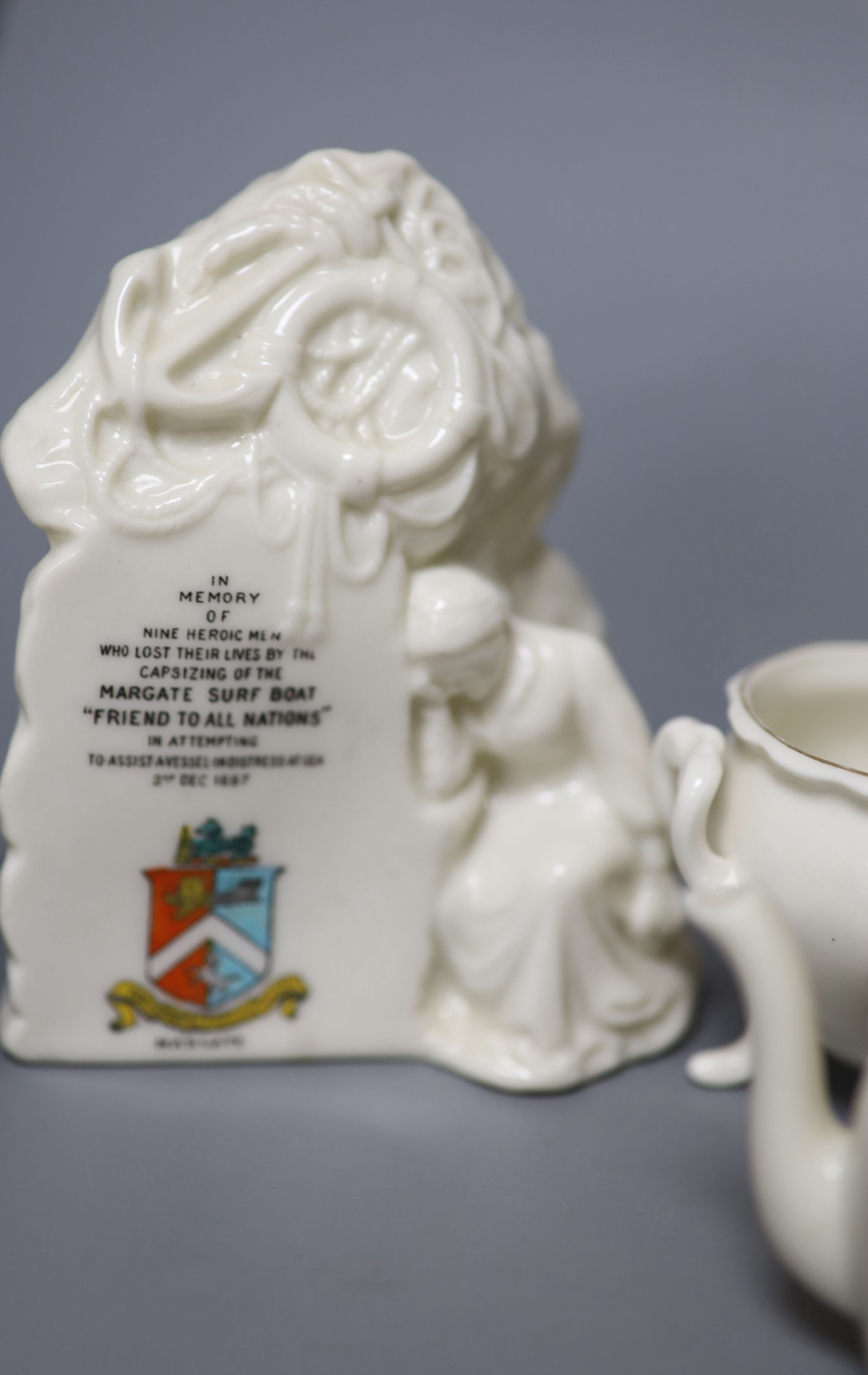 A small collection of crested china - Image 9 of 9