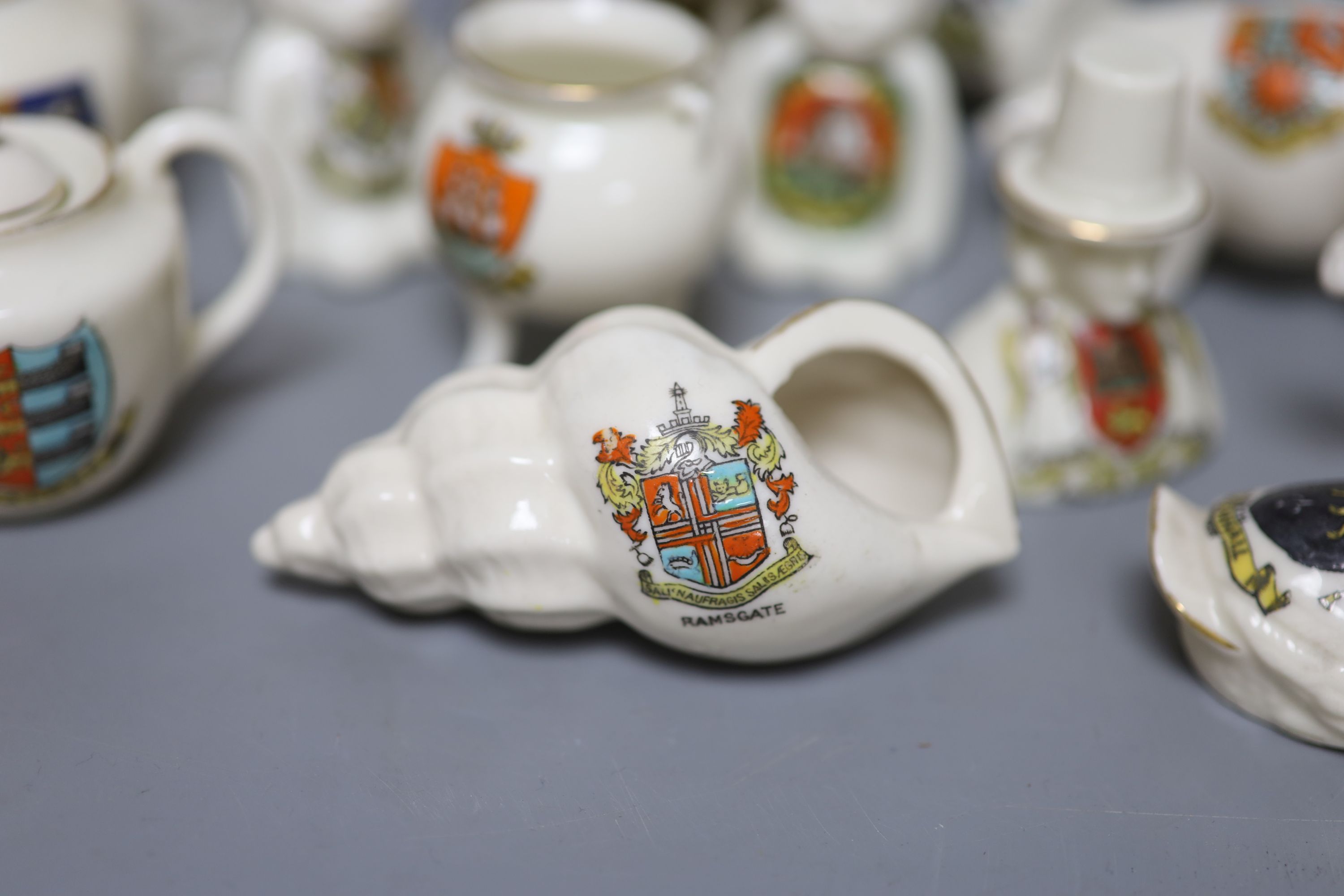 A small collection of crested china - Image 2 of 9