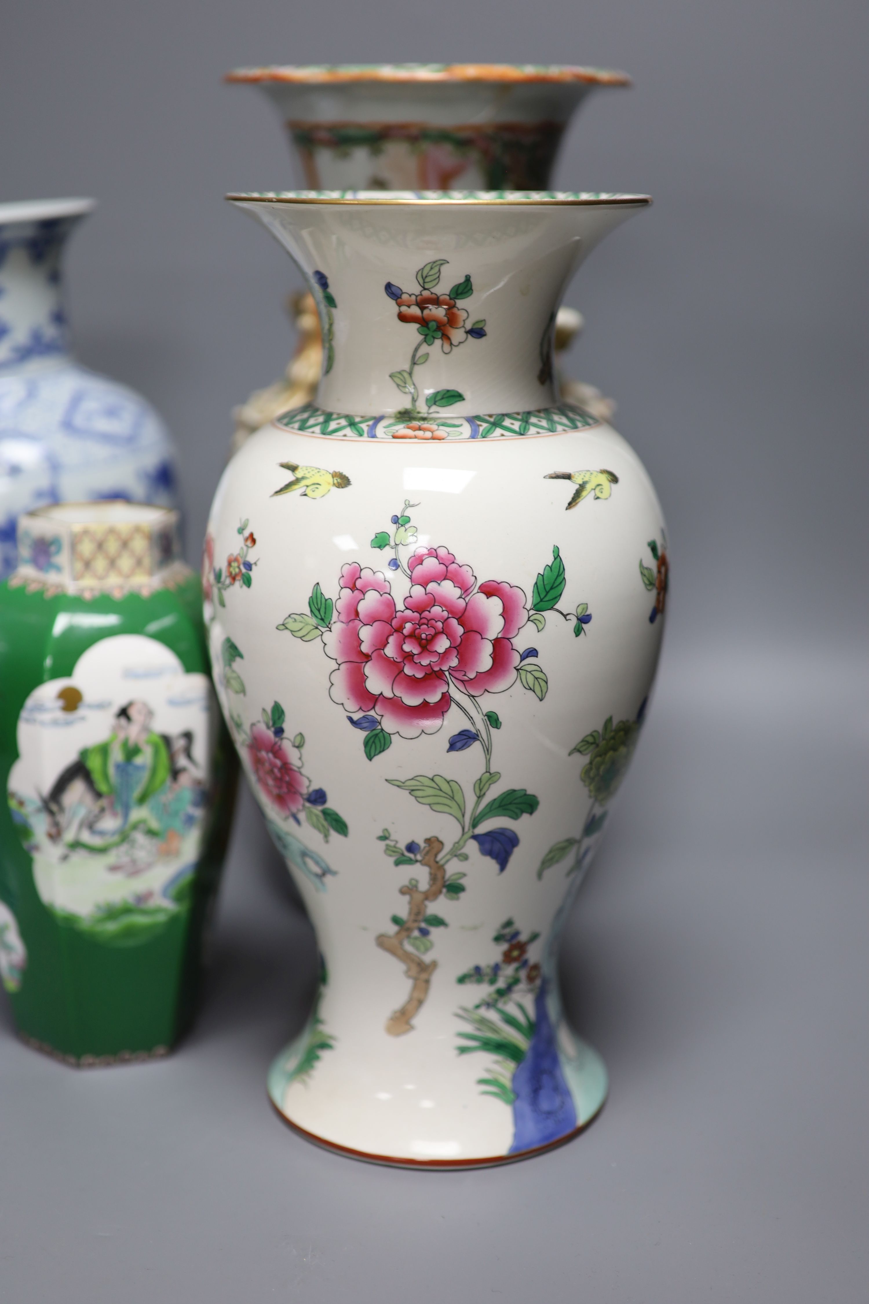 A Chinese famille rose Canton vase, a pair of blue and white vases and two others, tallest 35. - Image 4 of 7