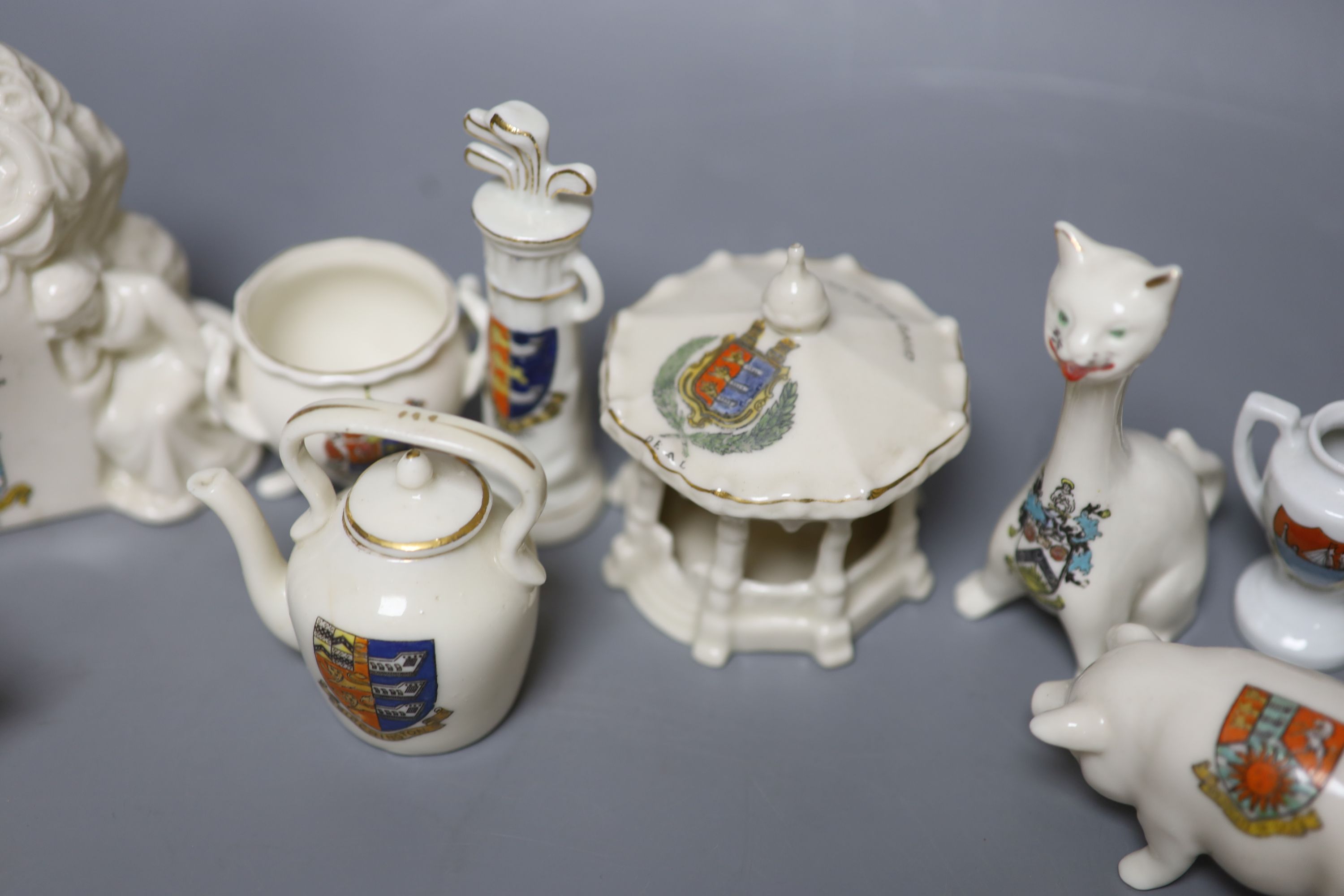 A small collection of crested china - Image 8 of 9