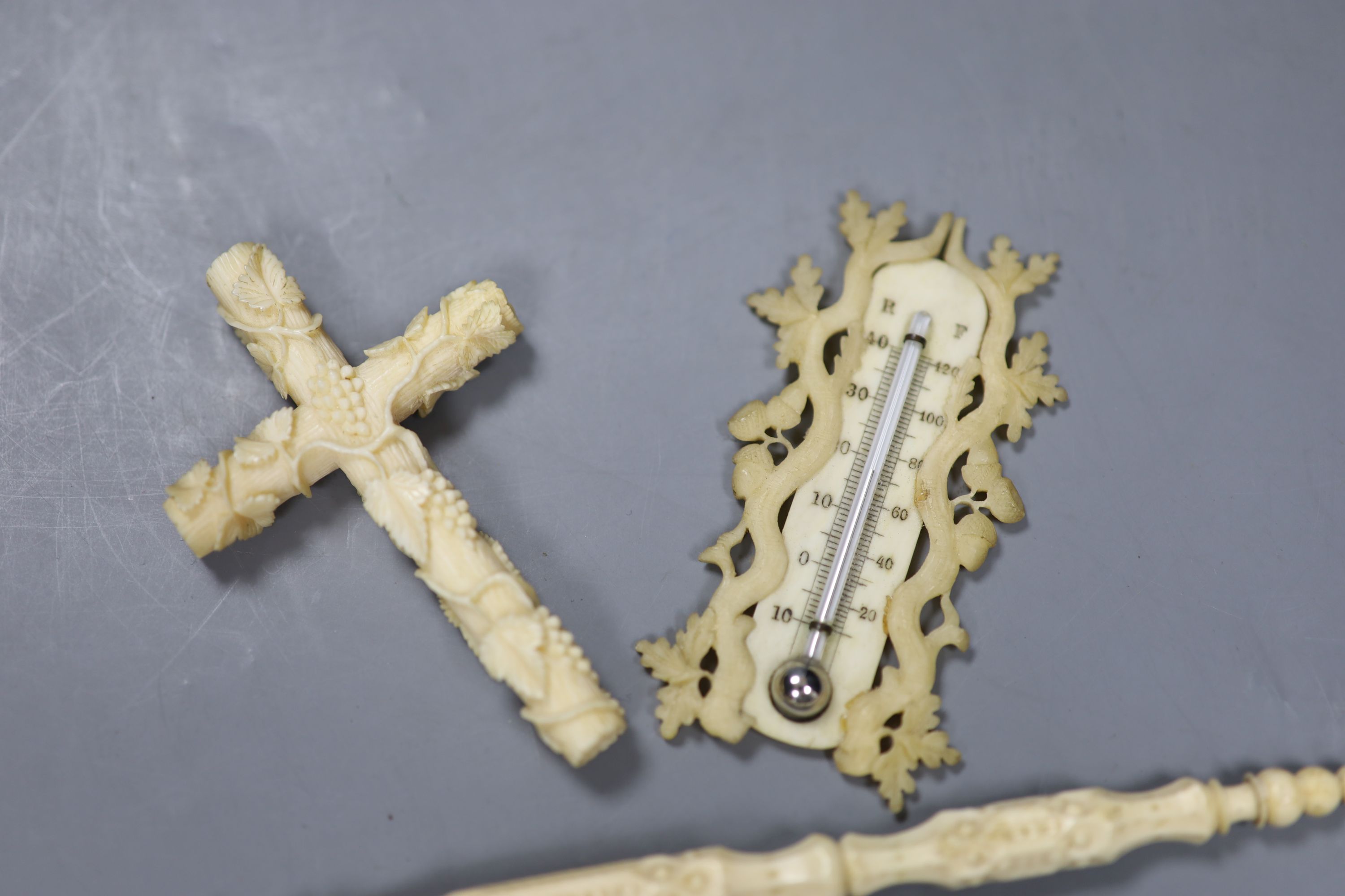 A group of decorative ivory and bone objects to include a 19th century Anglo-Indian carved bone - Image 3 of 5