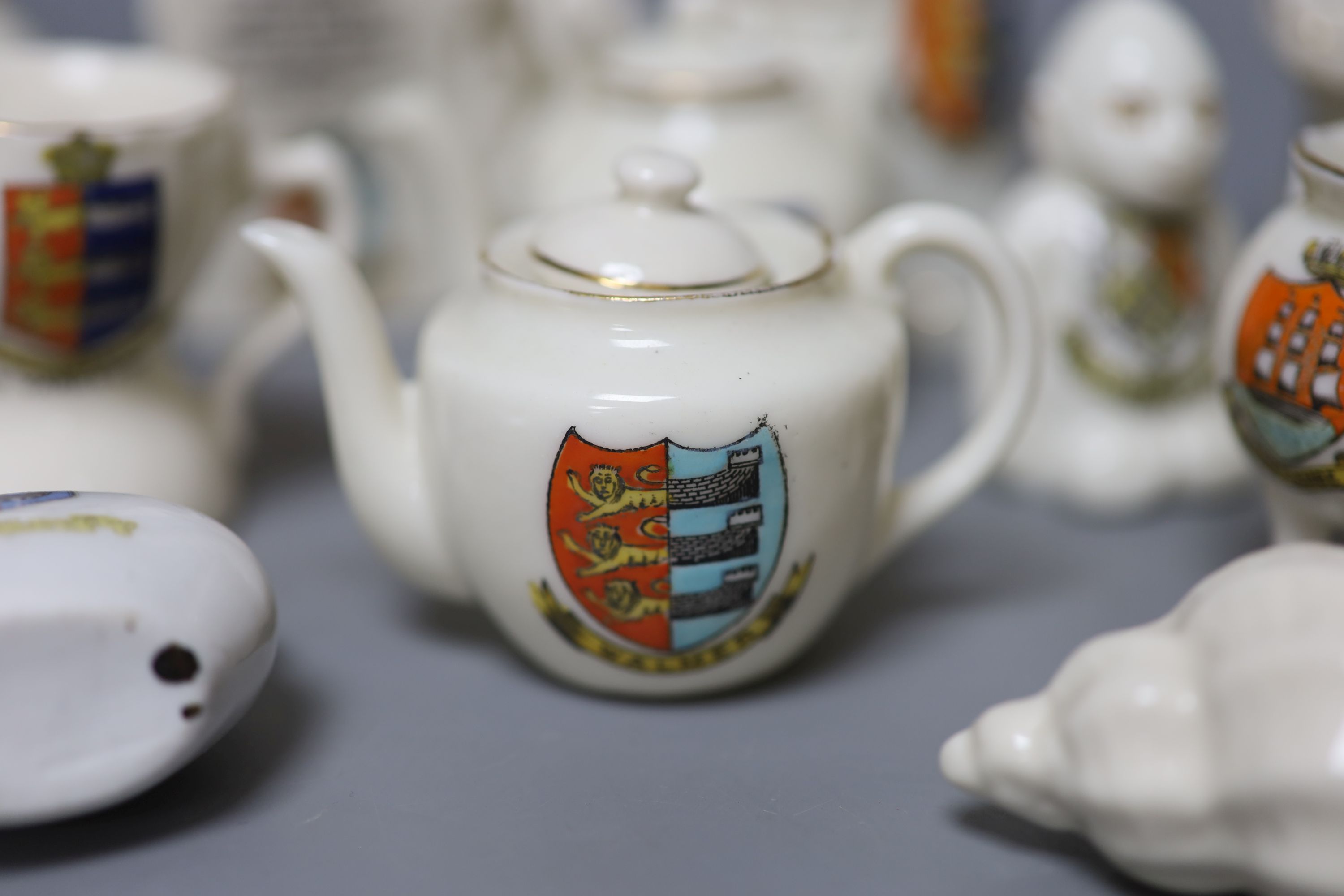 A small collection of crested china - Image 3 of 9