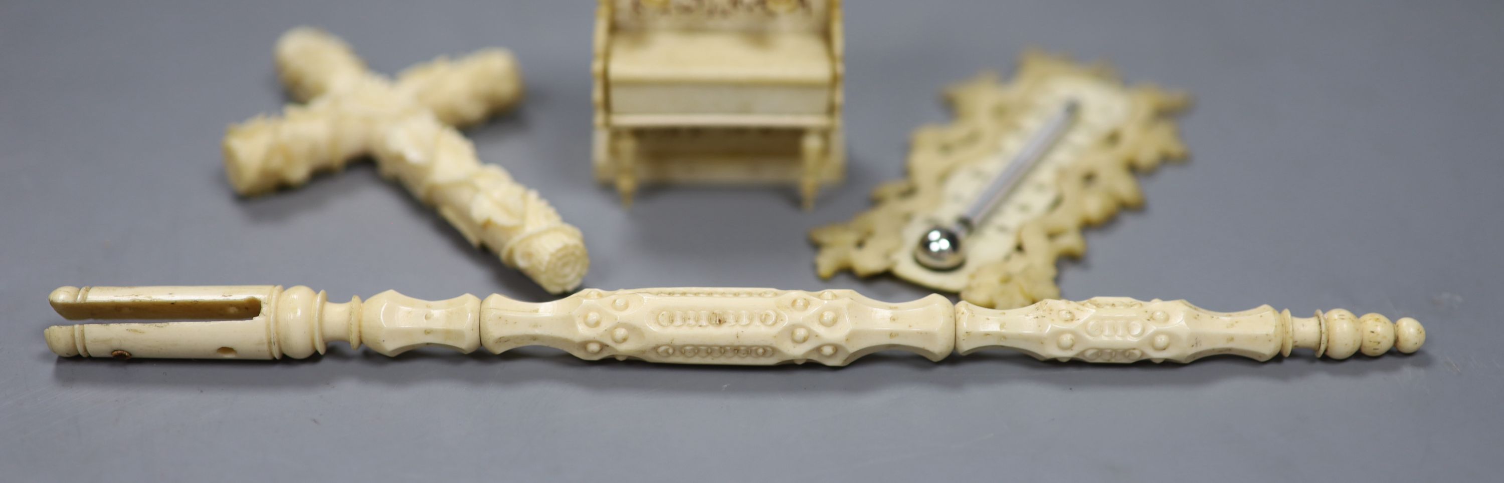 A group of decorative ivory and bone objects to include a 19th century Anglo-Indian carved bone - Image 2 of 5