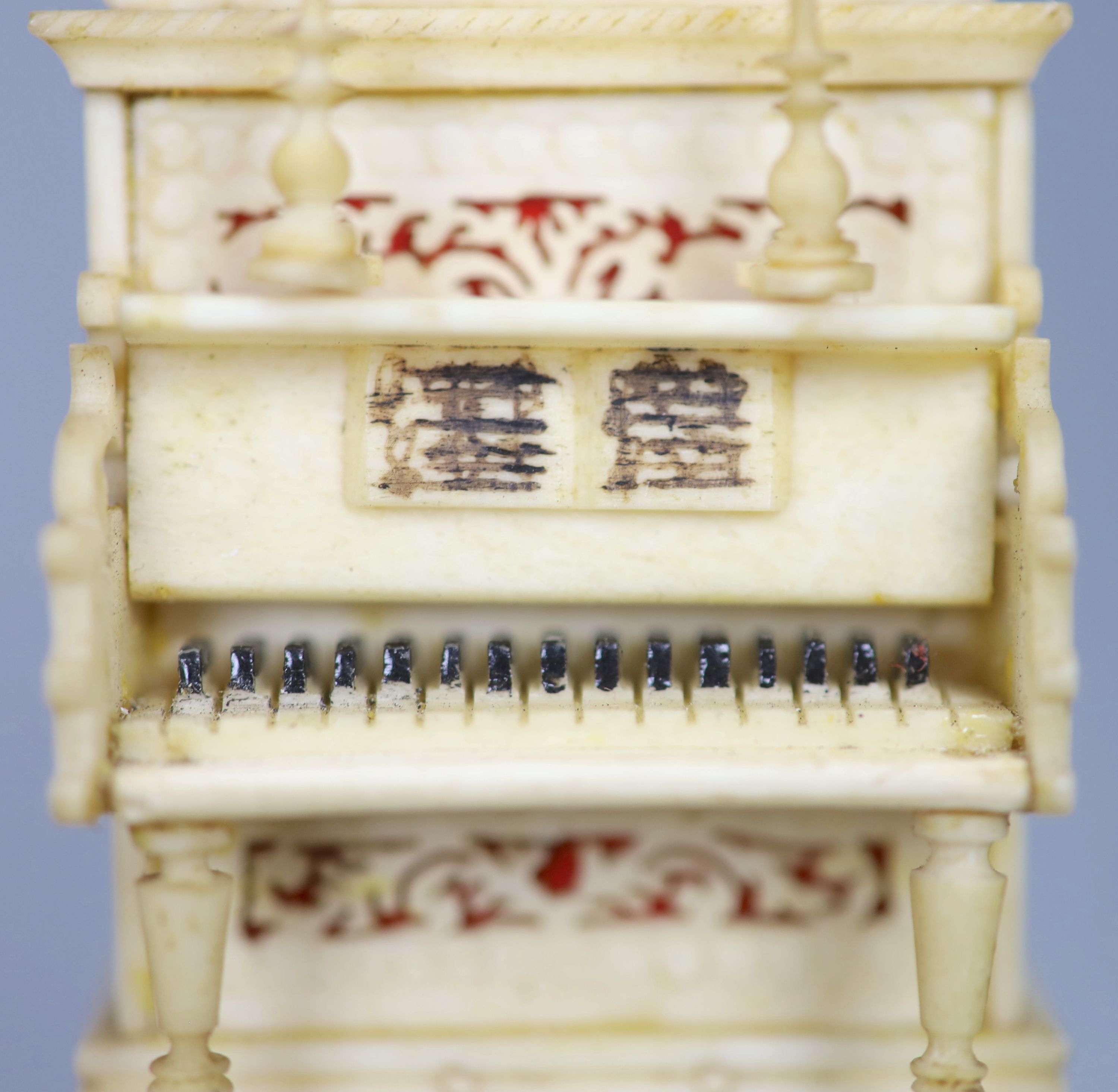 A group of decorative ivory and bone objects to include a 19th century Anglo-Indian carved bone - Image 5 of 5