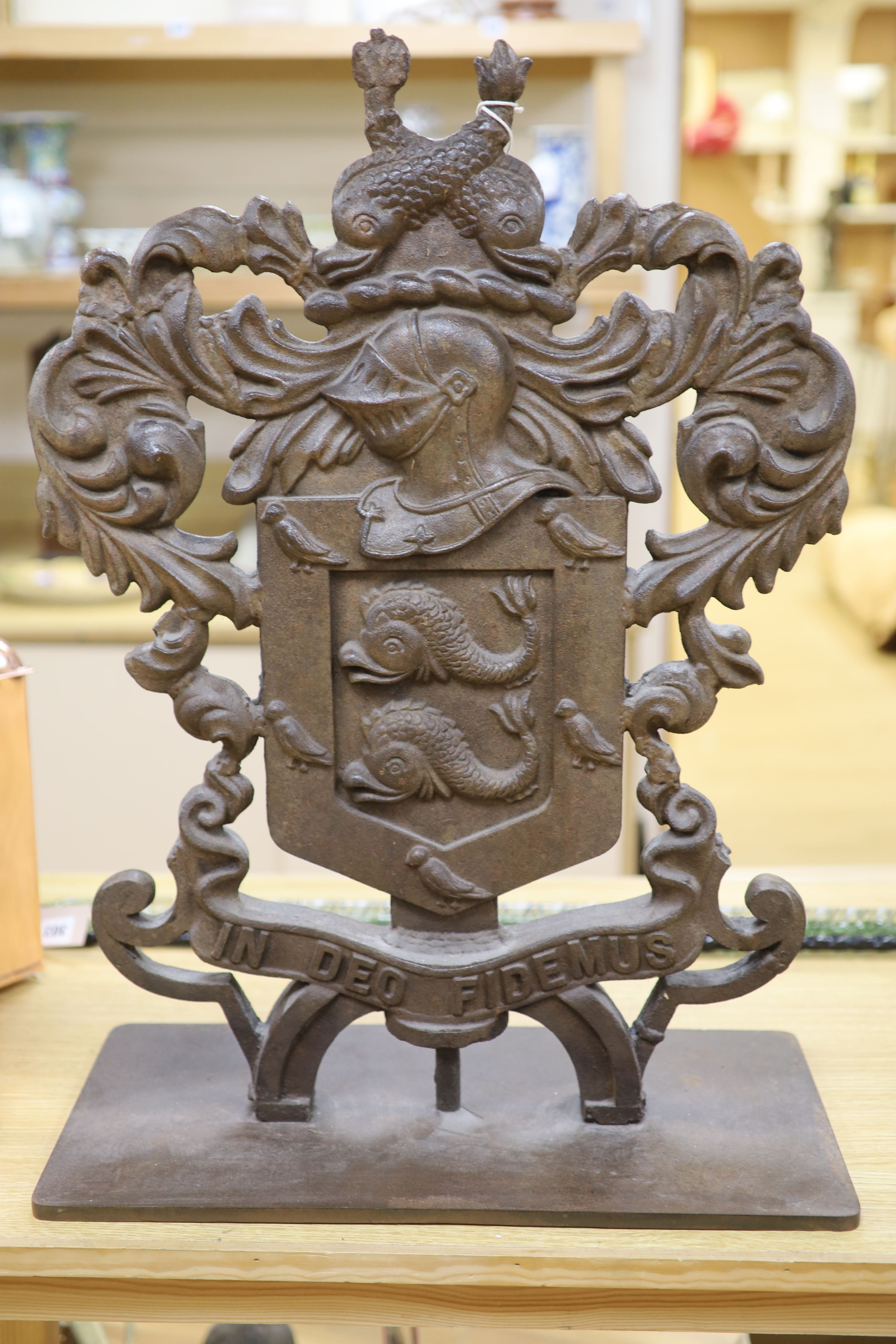 A cast iron armorial crest, height 70cm - Image 4 of 5