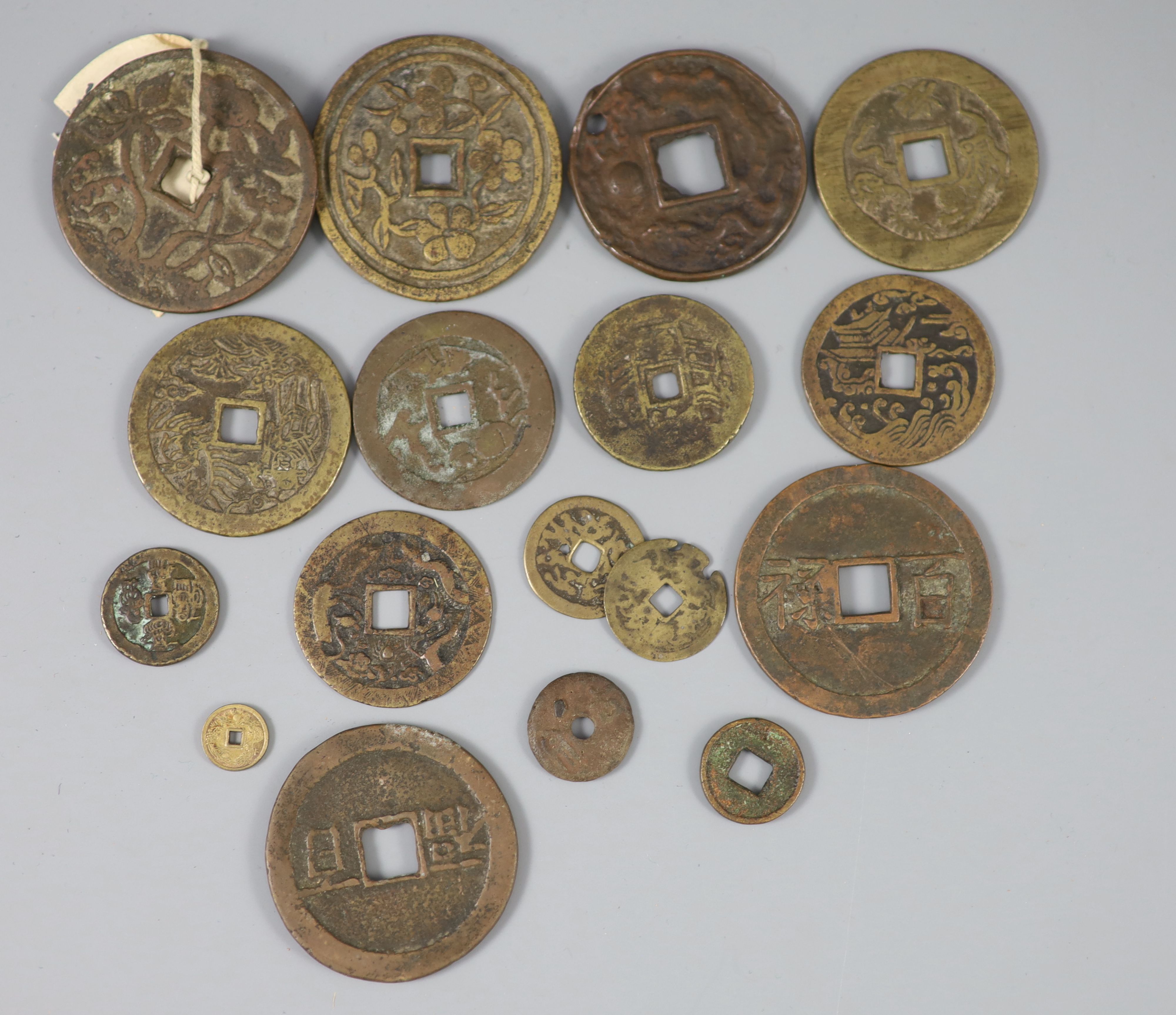 China, 17 bronze or copper charms or amulets, Qing dynasty, ranging from 18mm-54mm, VG - VF, - Bild 2 aus 2
