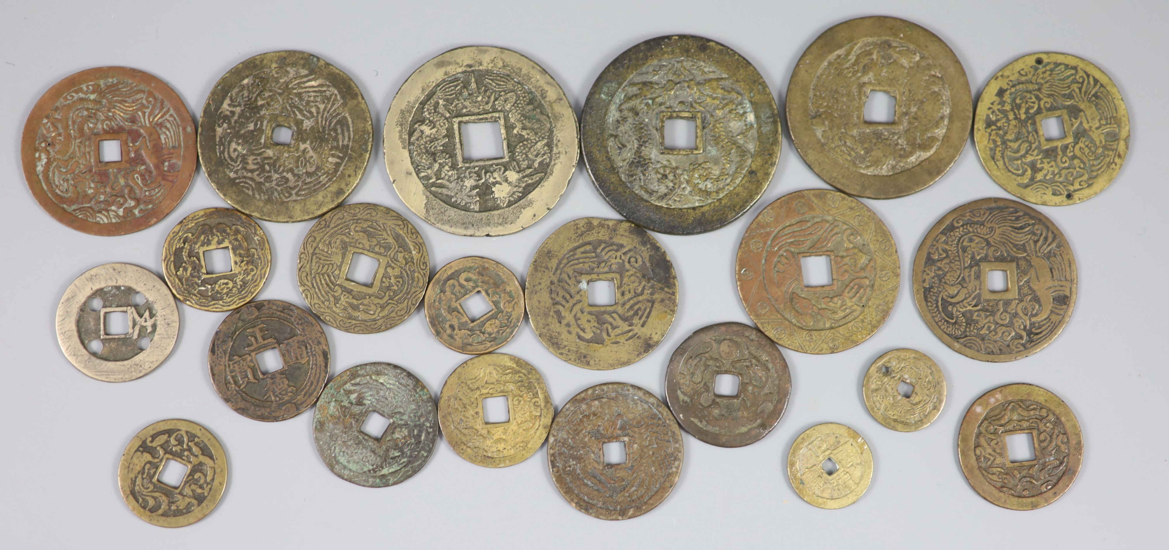 China, a group of 22 bronze or copper coin charms, Qing dynasty, each inscribed 'Zheng De Tong bao', - Bild 2 aus 2