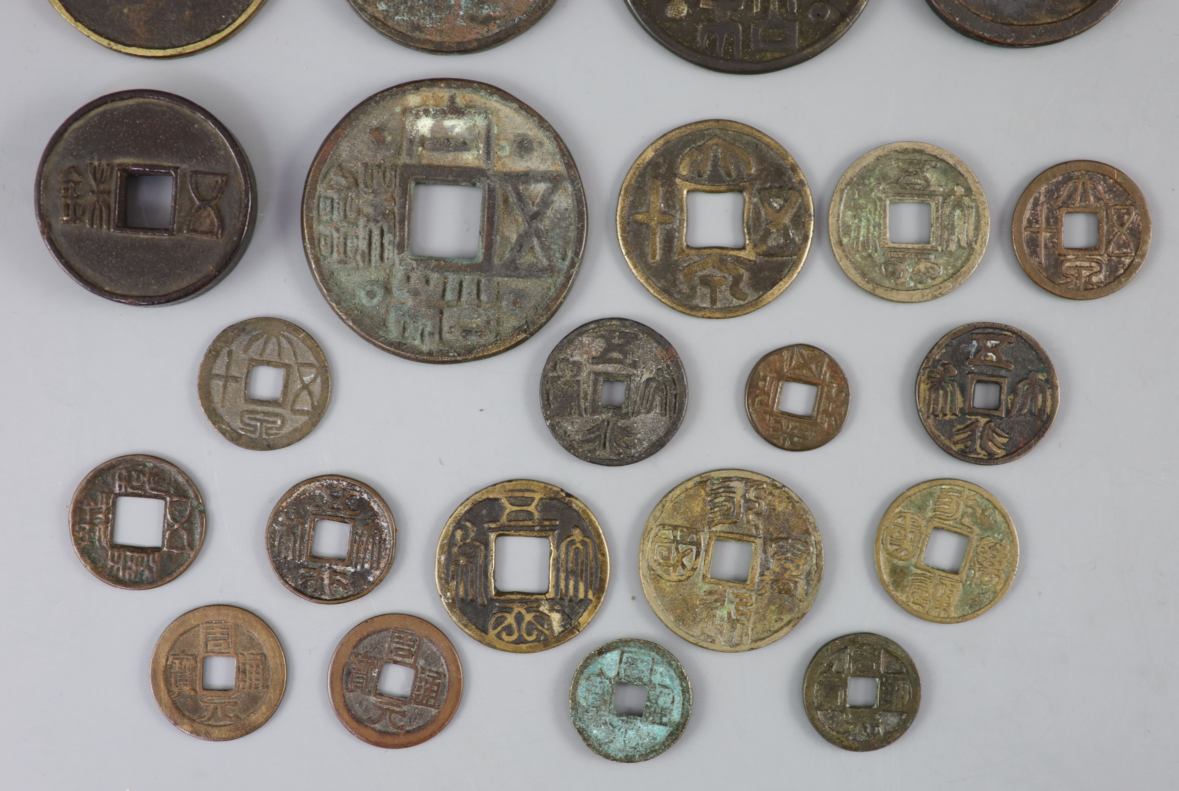 China, a group of 6 bronze coin charms or amulets, 19th century and various Thai (Siamese) porcelain - Bild 3 aus 7