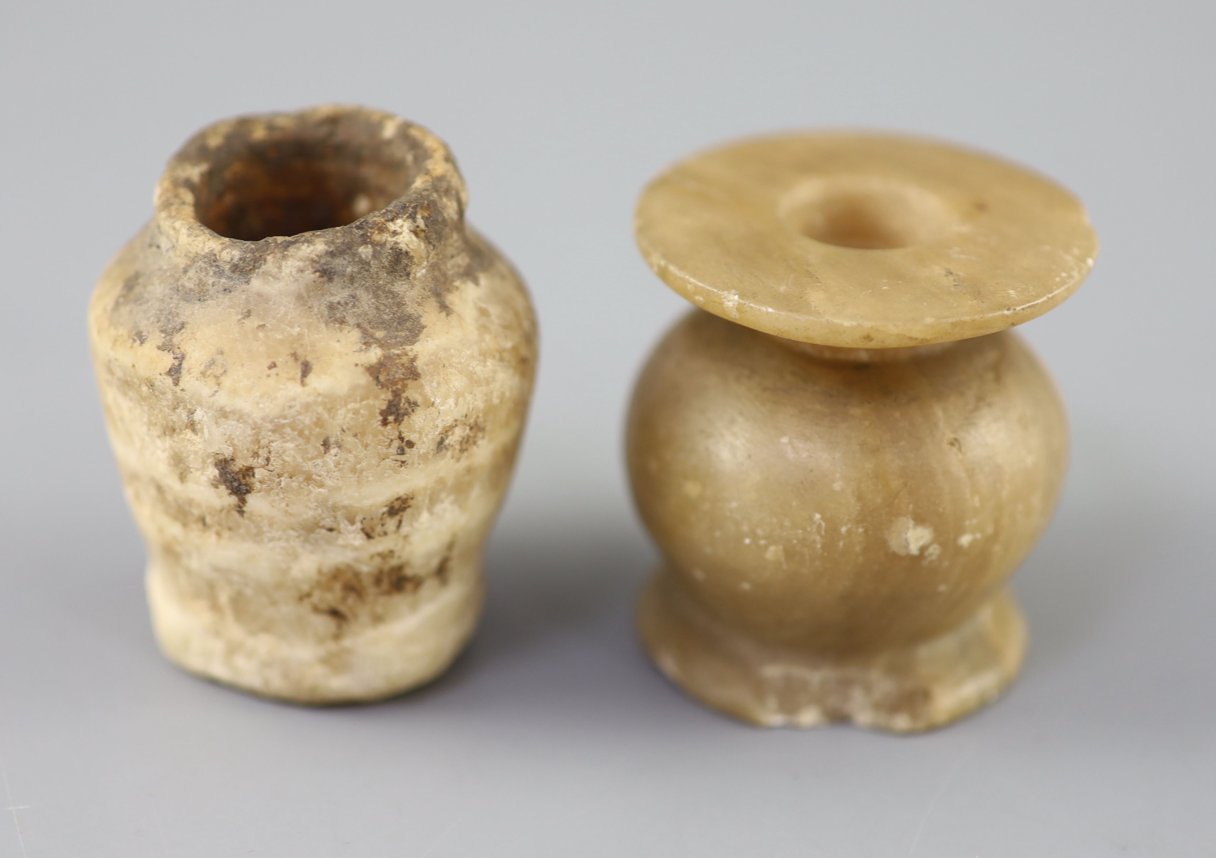 Two Egyptian alabaster cosmetic jars, c.1500 BC and Ptolemaic period (305-30 BC), the older jar with - Bild 2 aus 3