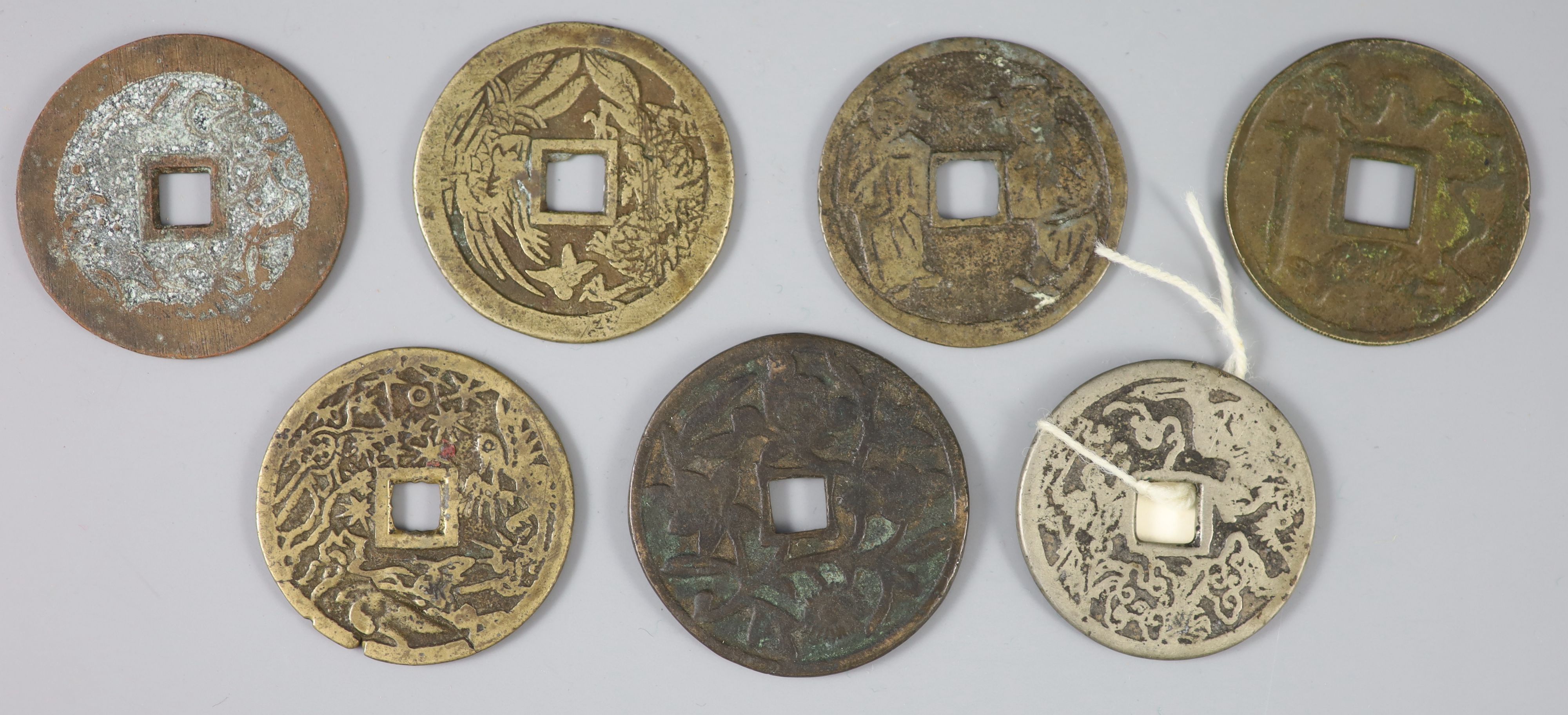 China, a group of 7 bronze charms or amulets, Qing dynasty, each with a four character inscription - Bild 2 aus 2