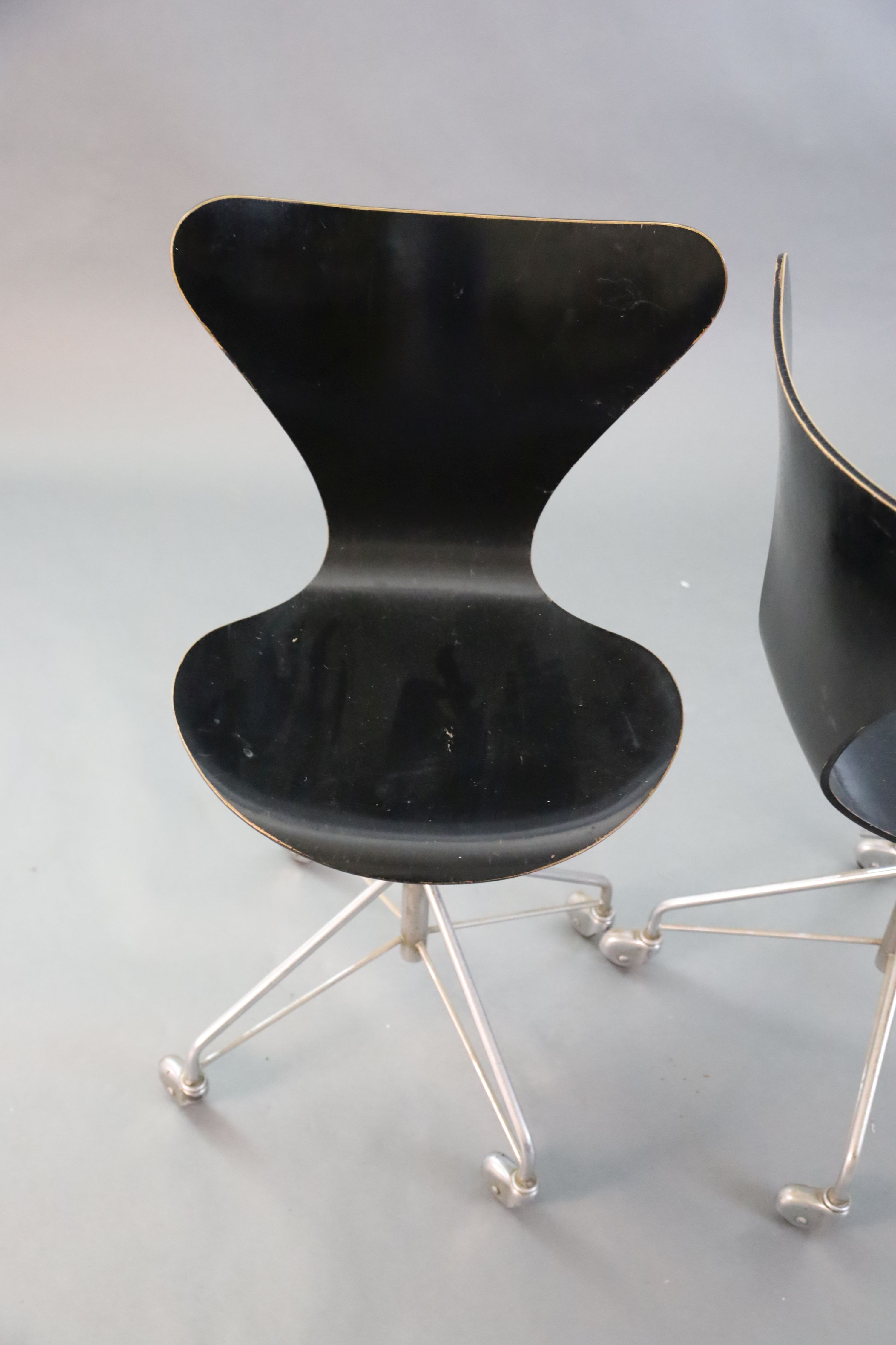 A pair of Arne Jacobsen-style Fritz Hansen 3177 ebonised bentwood revolving desk chairs, on - Image 2 of 6