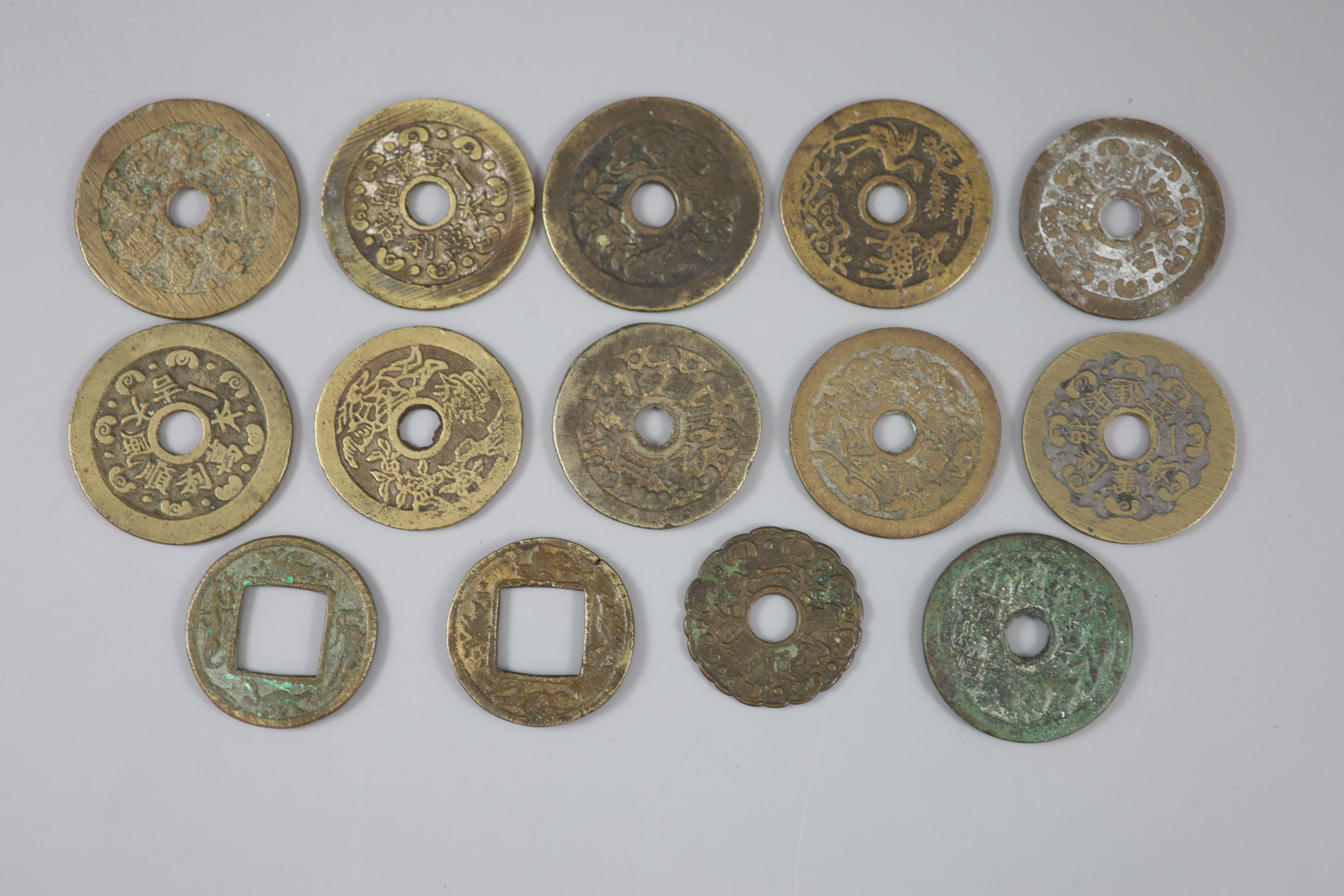 China, 14 cast bronze charms or amulets, Qing dynasty, ten obv. eight characters, rev. pictorial, - Bild 3 aus 3