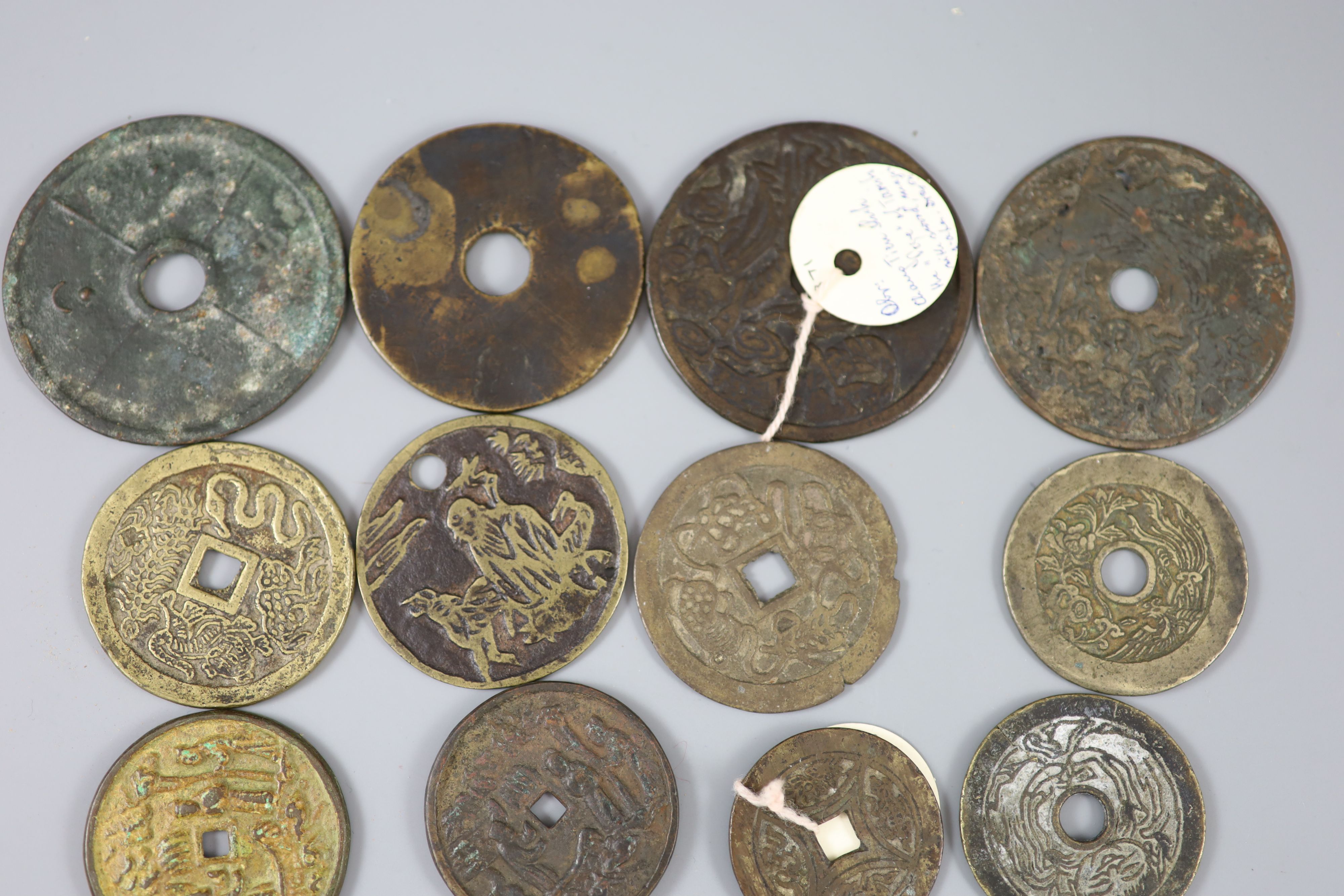 China, 17 bronze or copper charms or amulets, Qing dynasty or earlier, fifteen with pictorial - Bild 5 aus 6